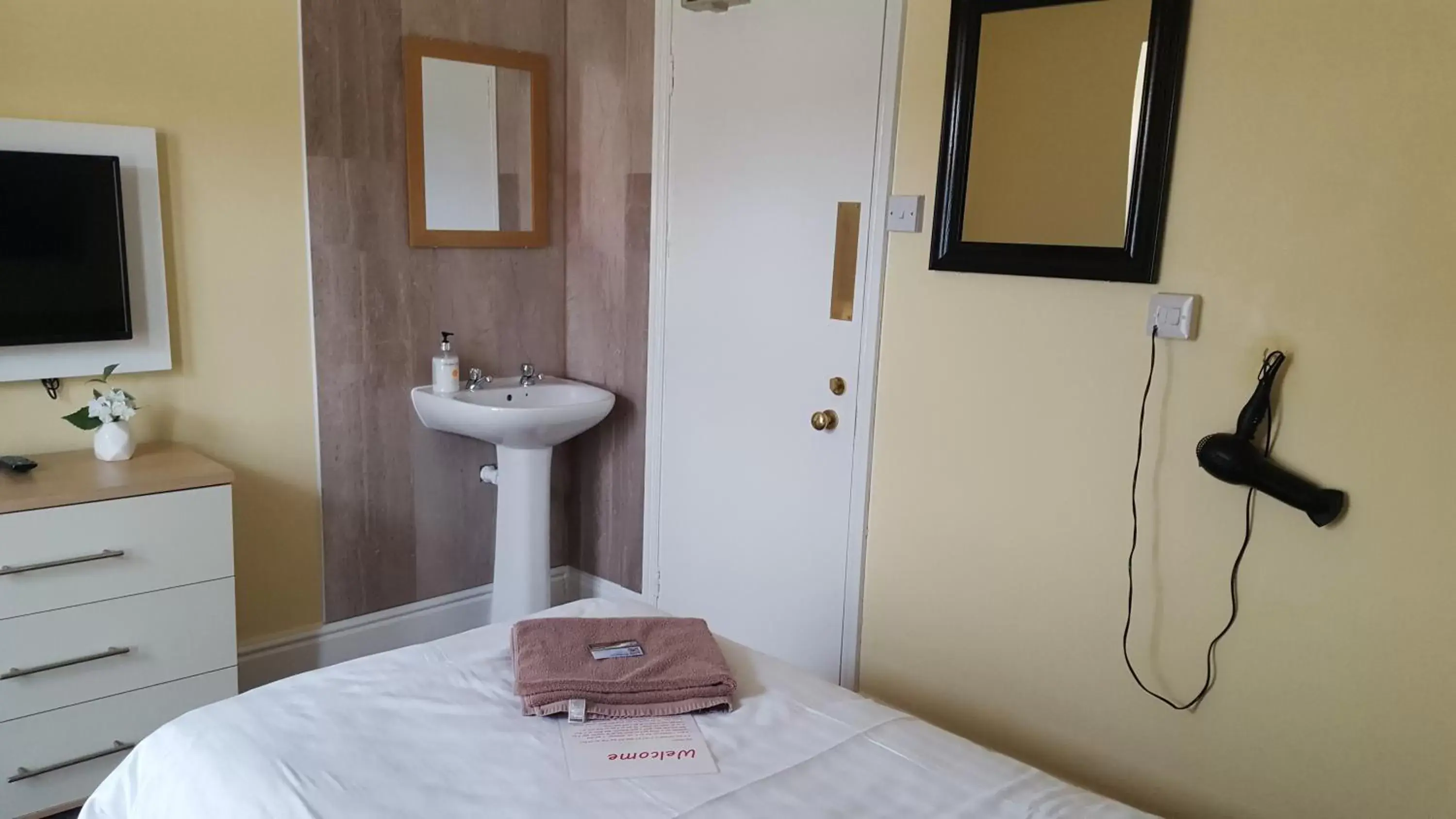 Bedroom, Bathroom in The Beacon Hotel