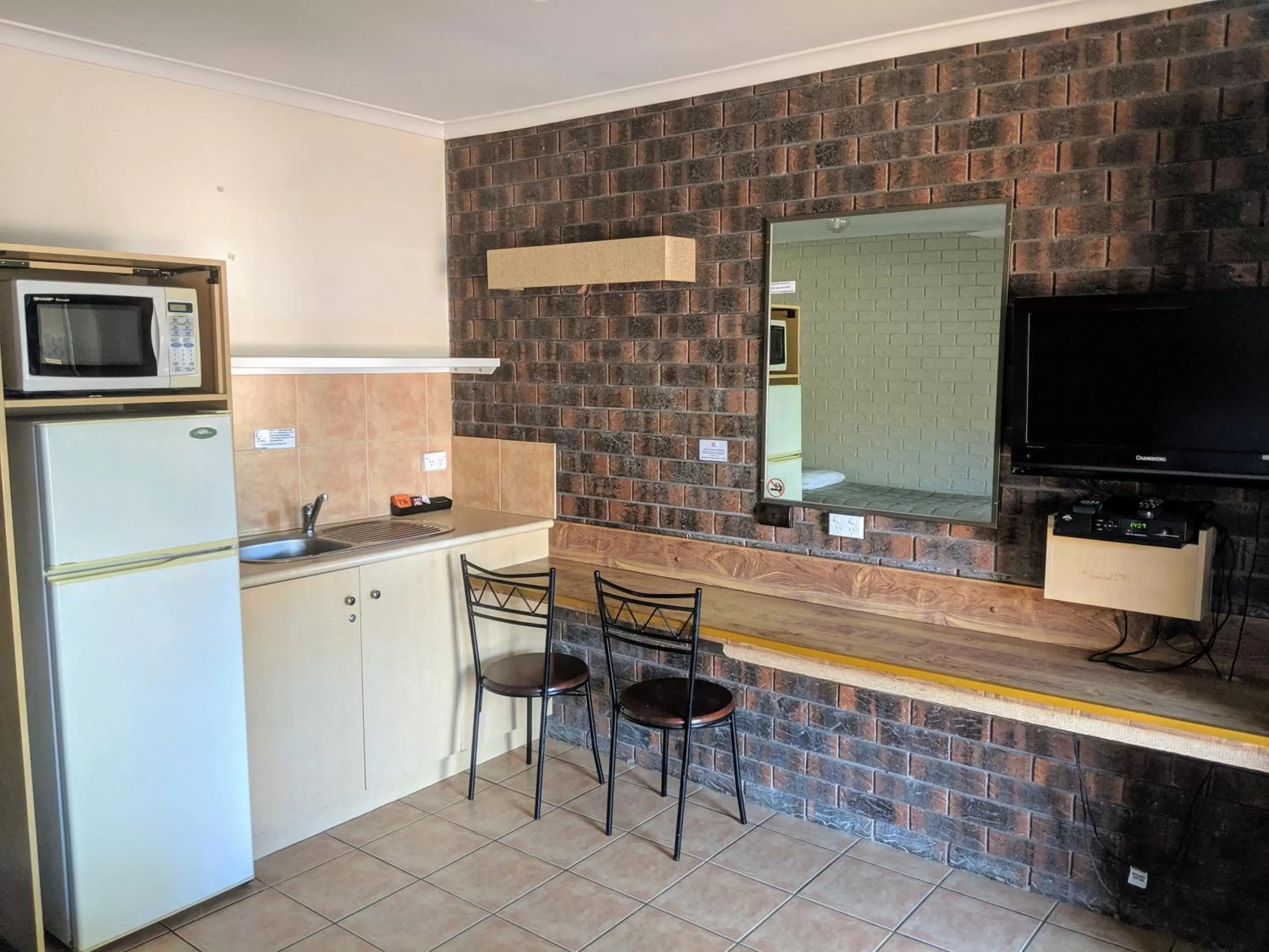 Kitchen or kitchenette in City Lights Motel