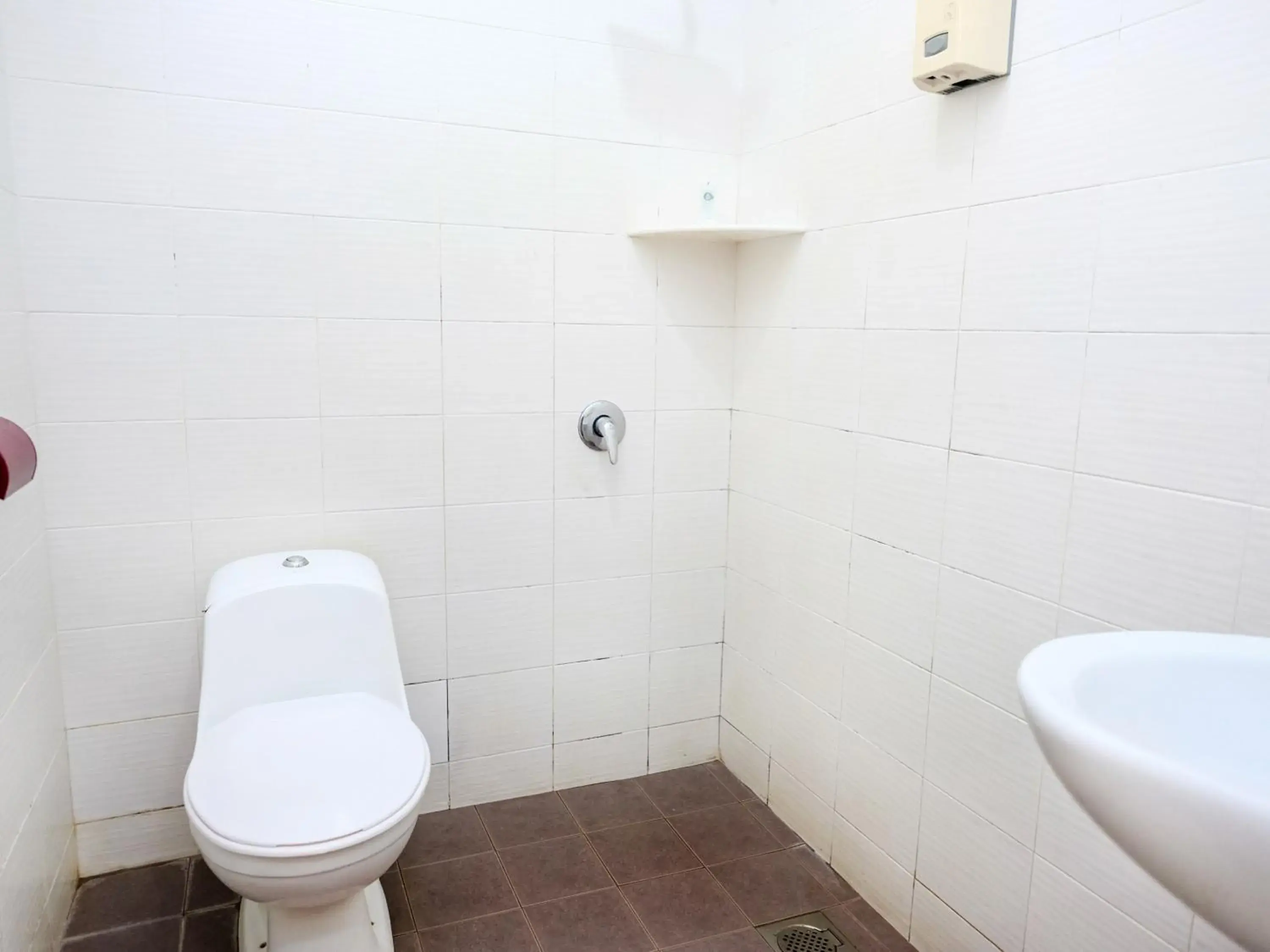 Bathroom in Super OYO 546 Grand City Hotel