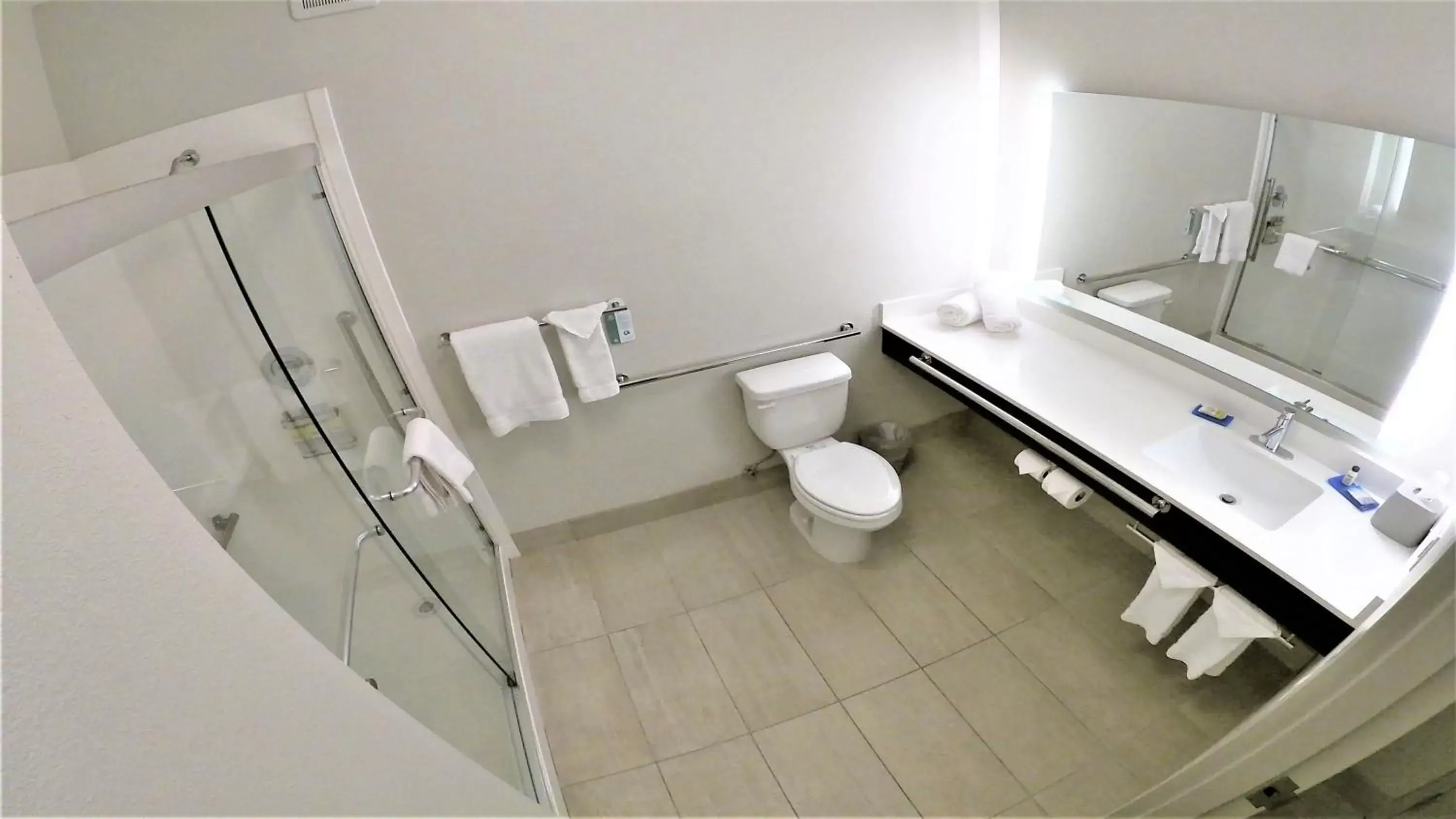 Photo of the whole room, Bathroom in Holiday Inn Express & Suites Hood River, an IHG Hotel