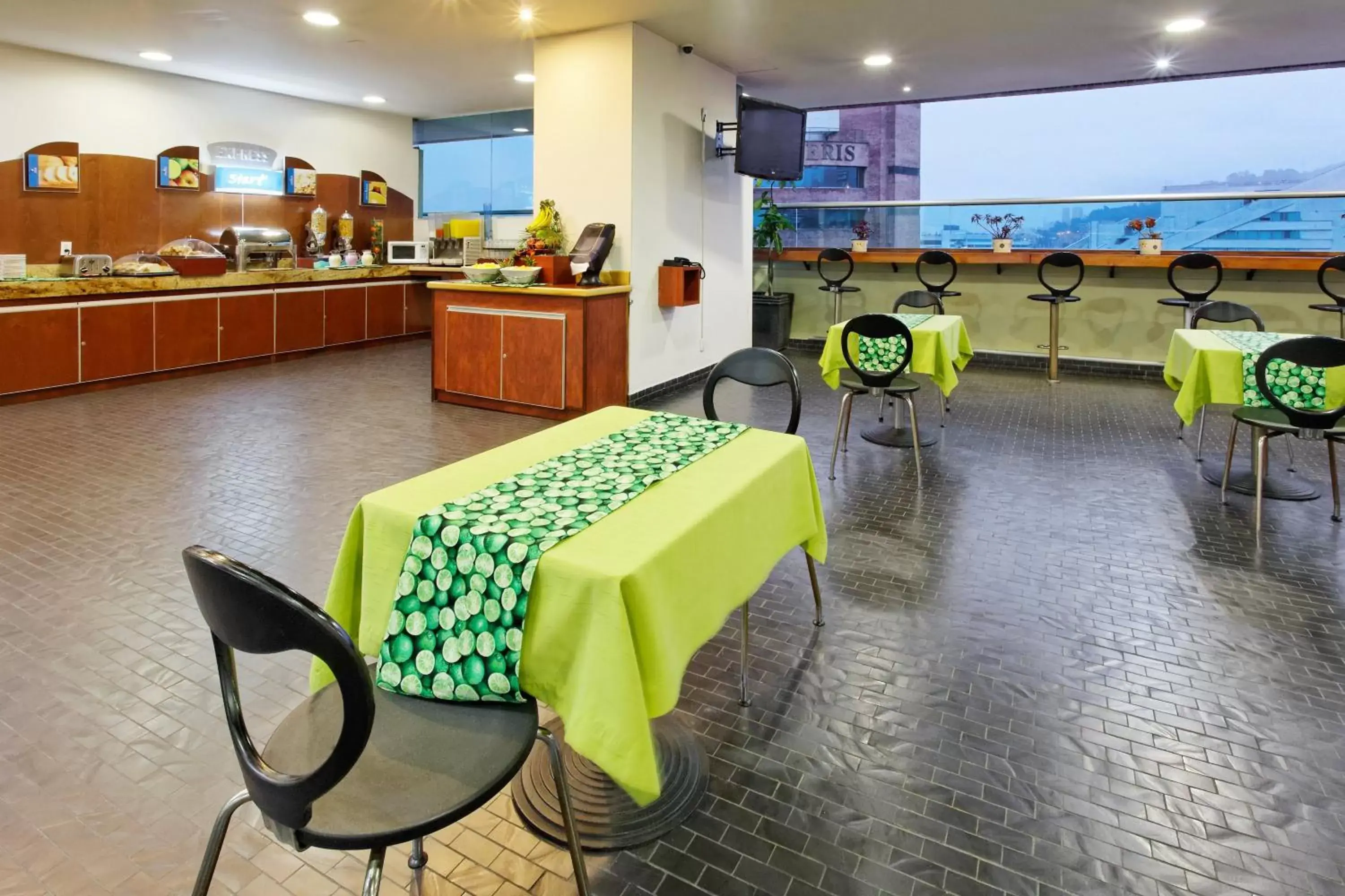 Restaurant/Places to Eat in Hotel Holiday Inn Express & Suites Medellin, an IHG Hotel