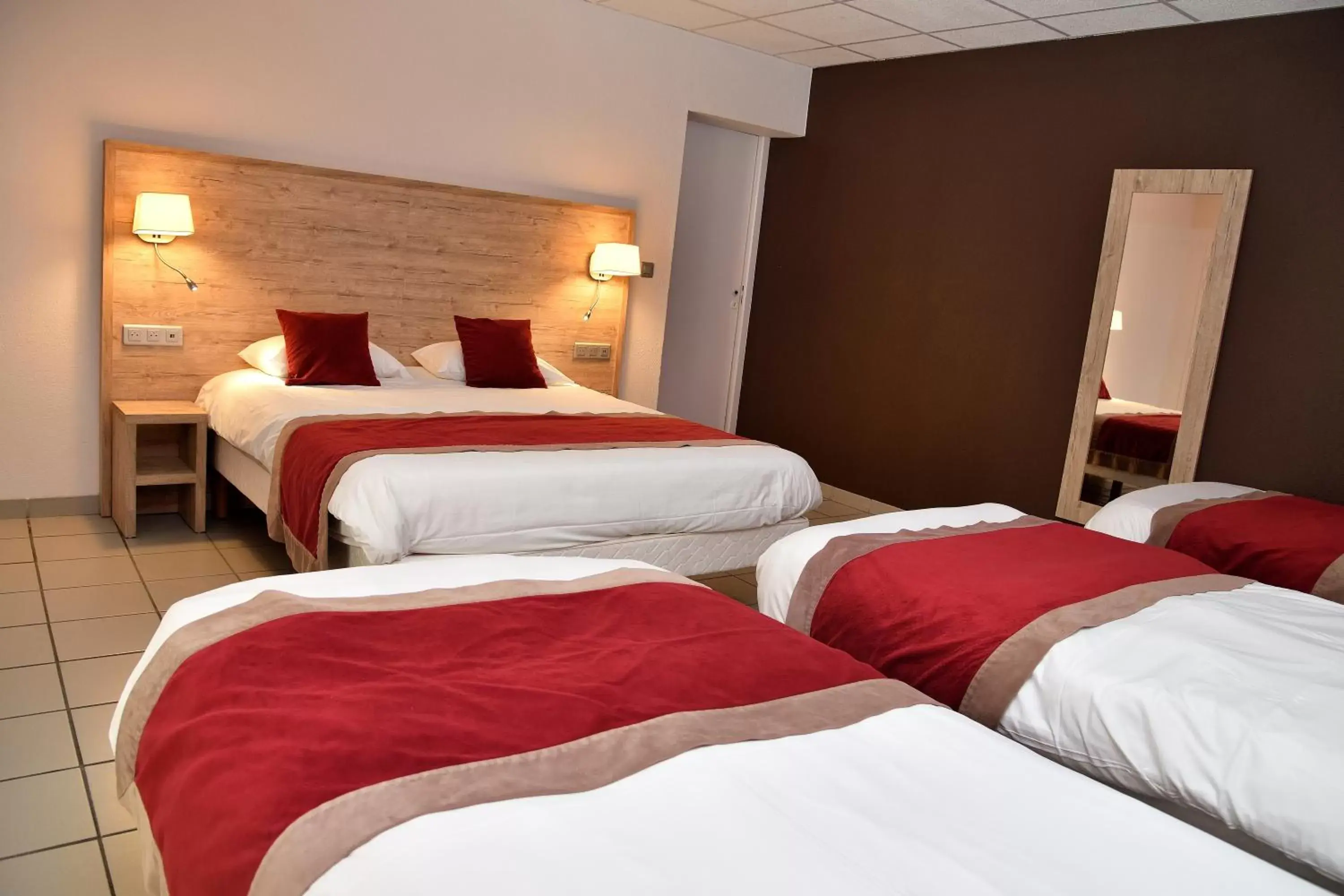 Bed in Hotel Restaurant du Bowling de Millau