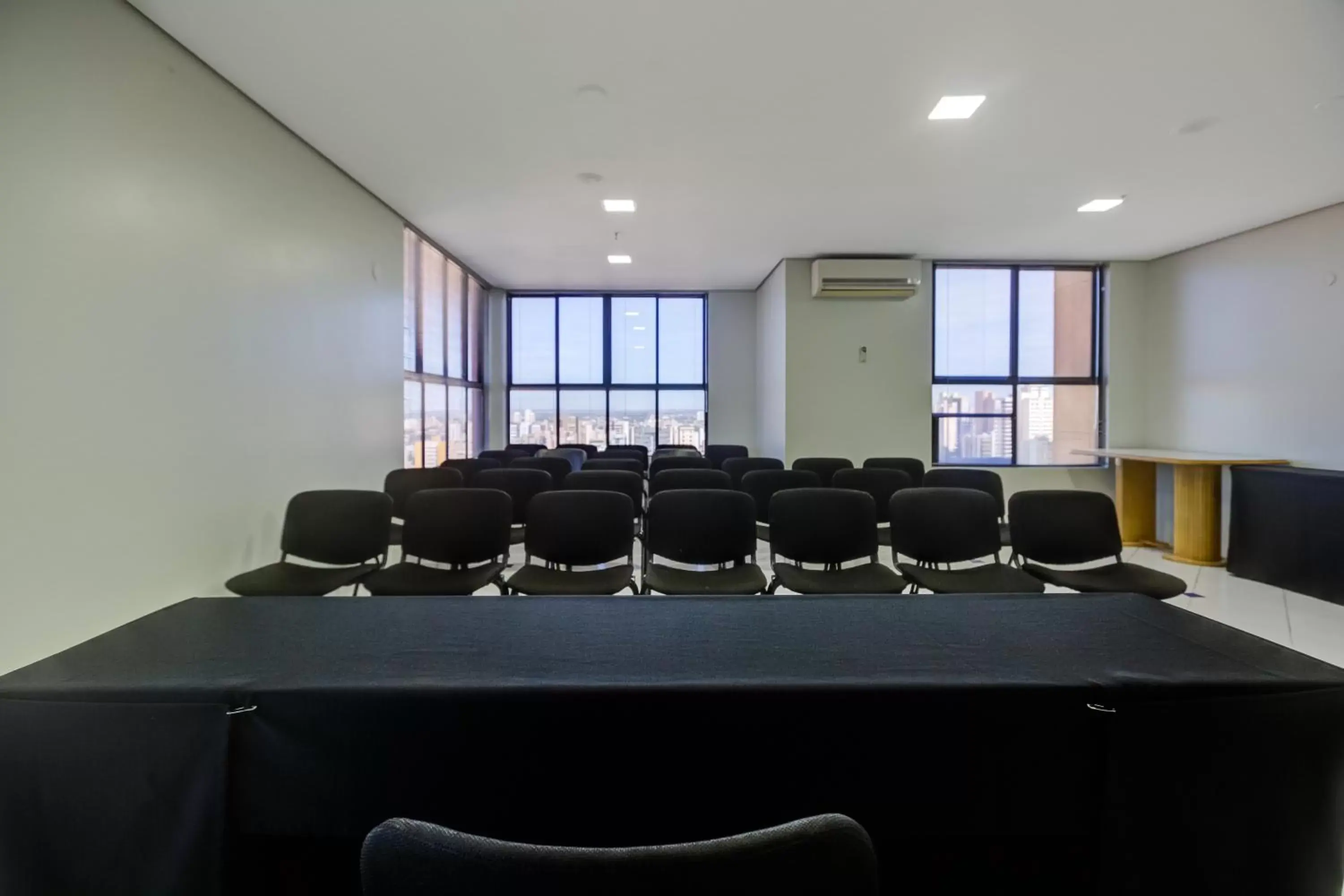 Meeting/conference room in Slaviero Londrina Flat