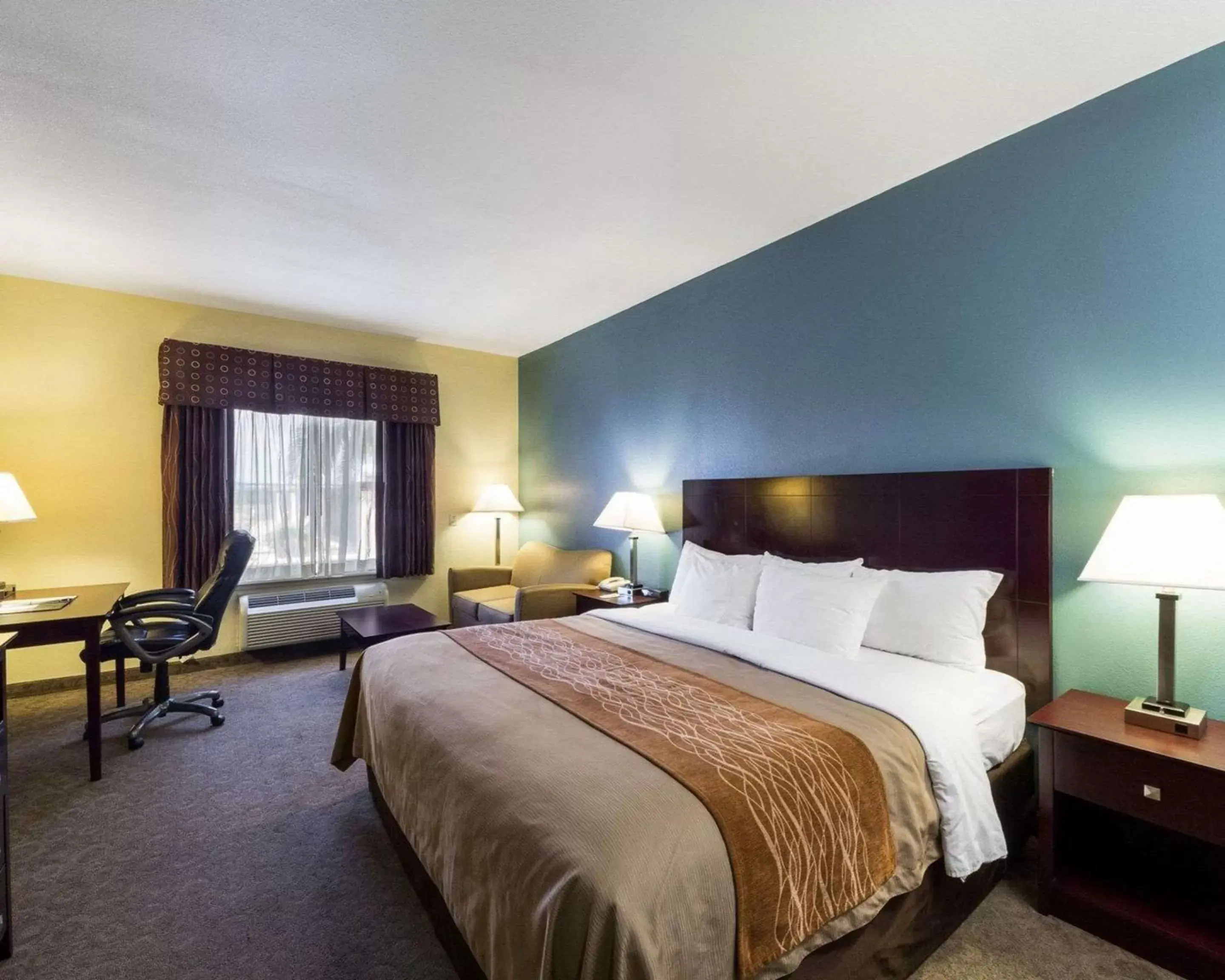 Photo of the whole room, Bed in Quality Inn Ingleside - Corpus Christi