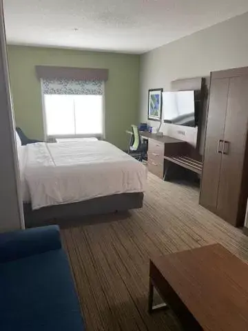 Bed in Holiday Inn Express & Suites - Enterprise, an IHG Hotel