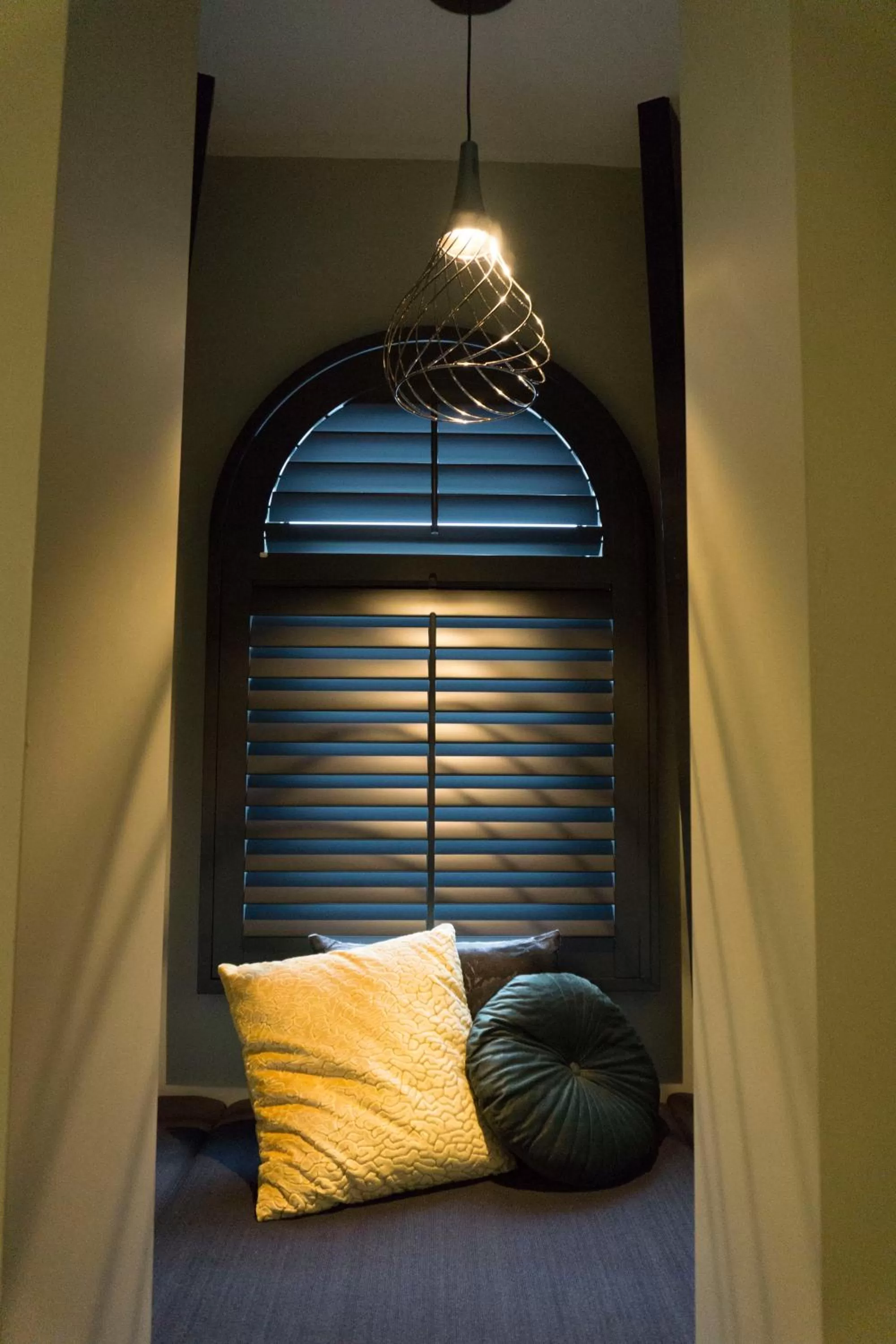 Seating area, Bed in Hotel Central