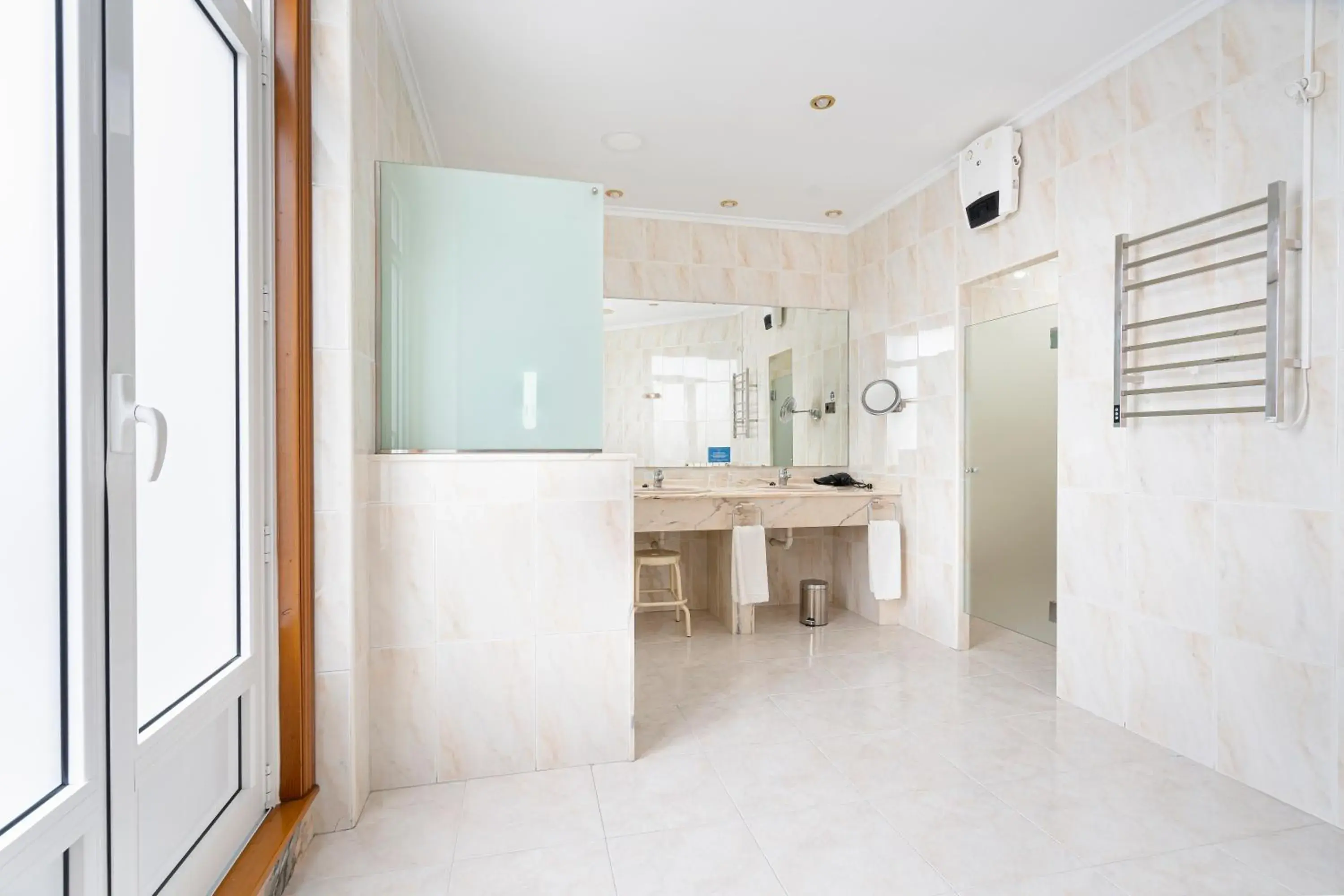 Bathroom, Kitchen/Kitchenette in Hotel Hernán Cortés