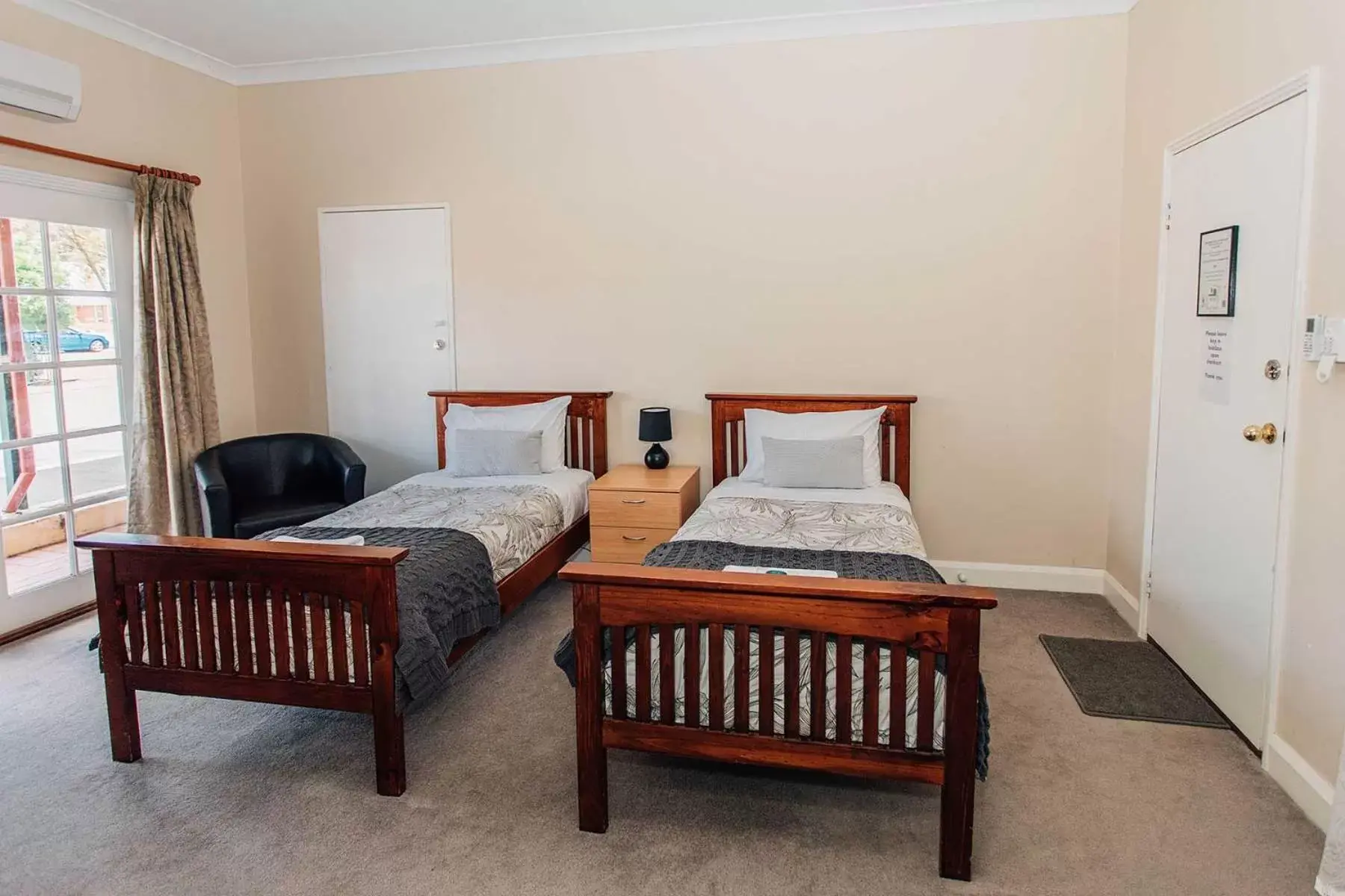 Standard Twin Room in Settlers Hotel York Standard Twin Room in Settlers Hotel York