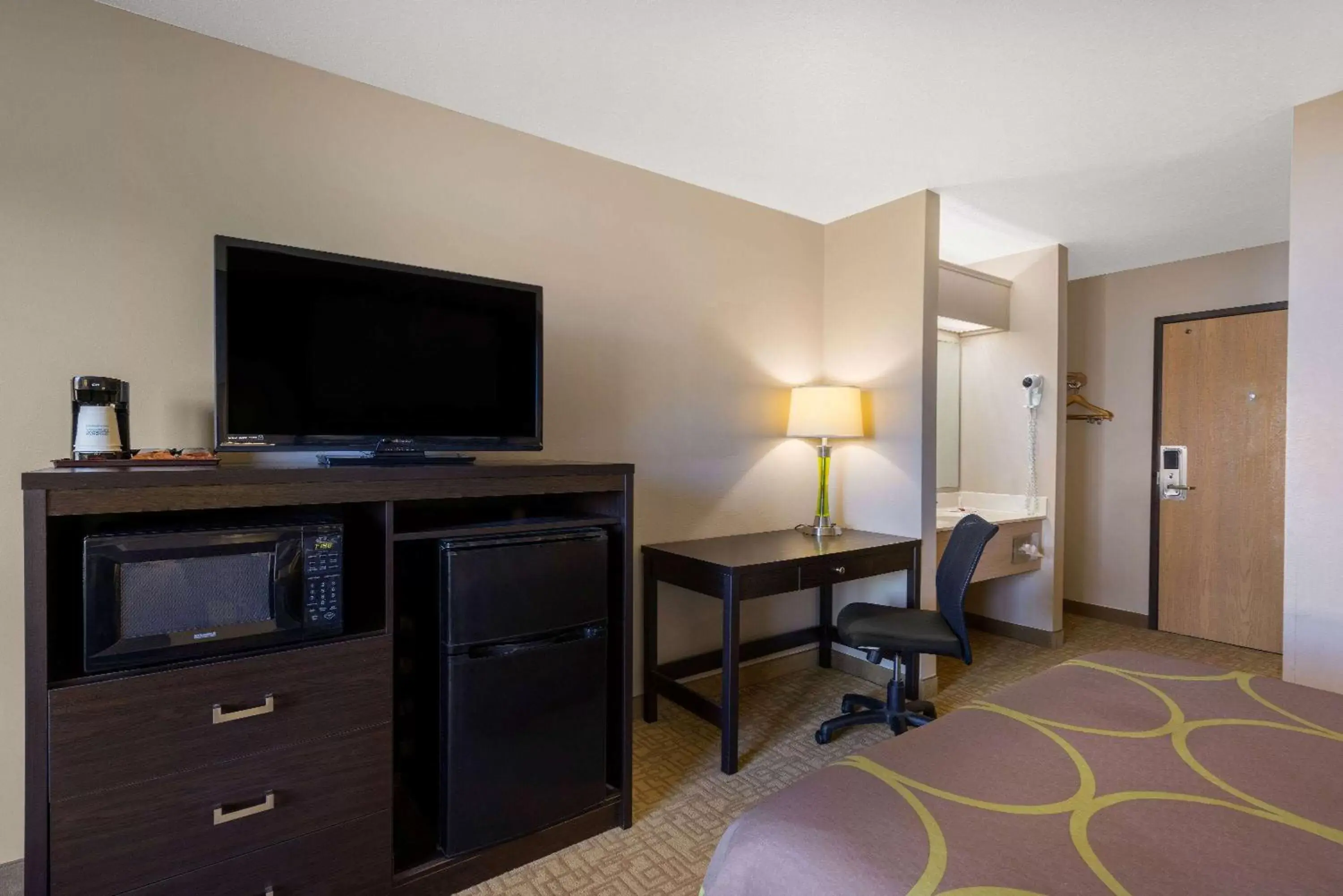 Photo of the whole room, TV/Entertainment Center in Super 8 by Wyndham Jackson MN