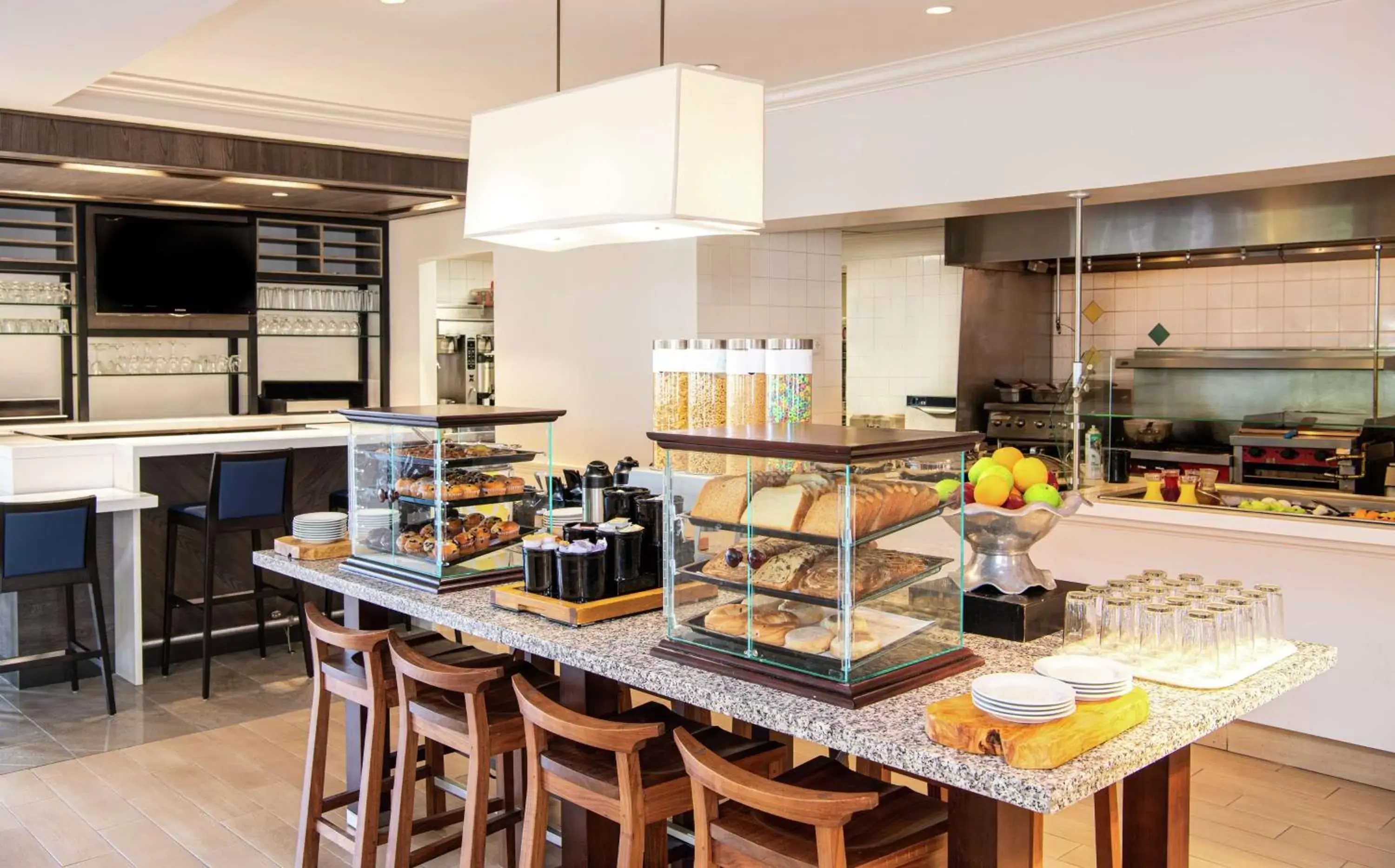 Breakfast, Kitchen/Kitchenette in Hilton Garden Inn BWI Airport