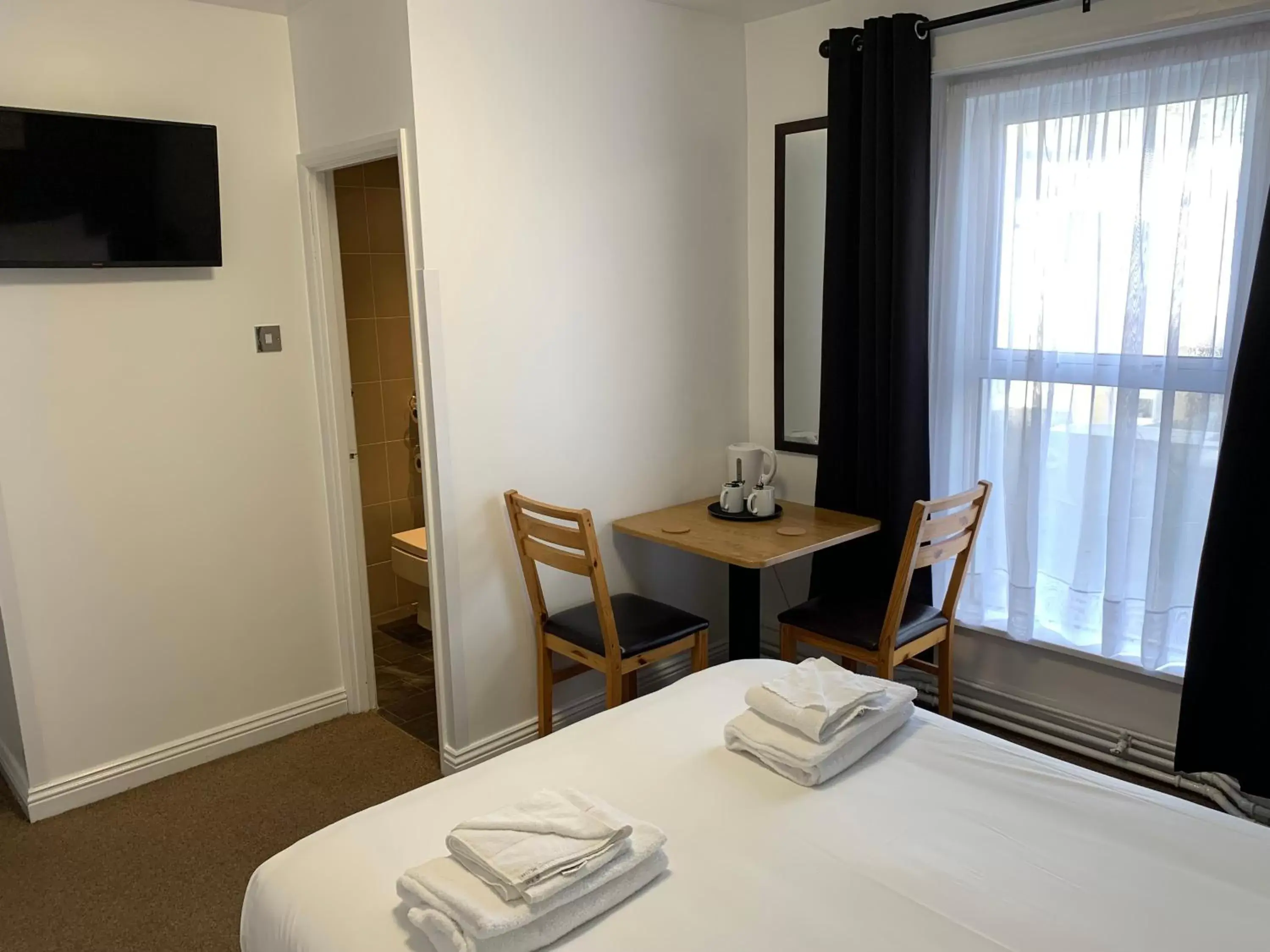 Bedroom, TV/Entertainment Center in The Royal Clarence Hotel (on the Seafront)