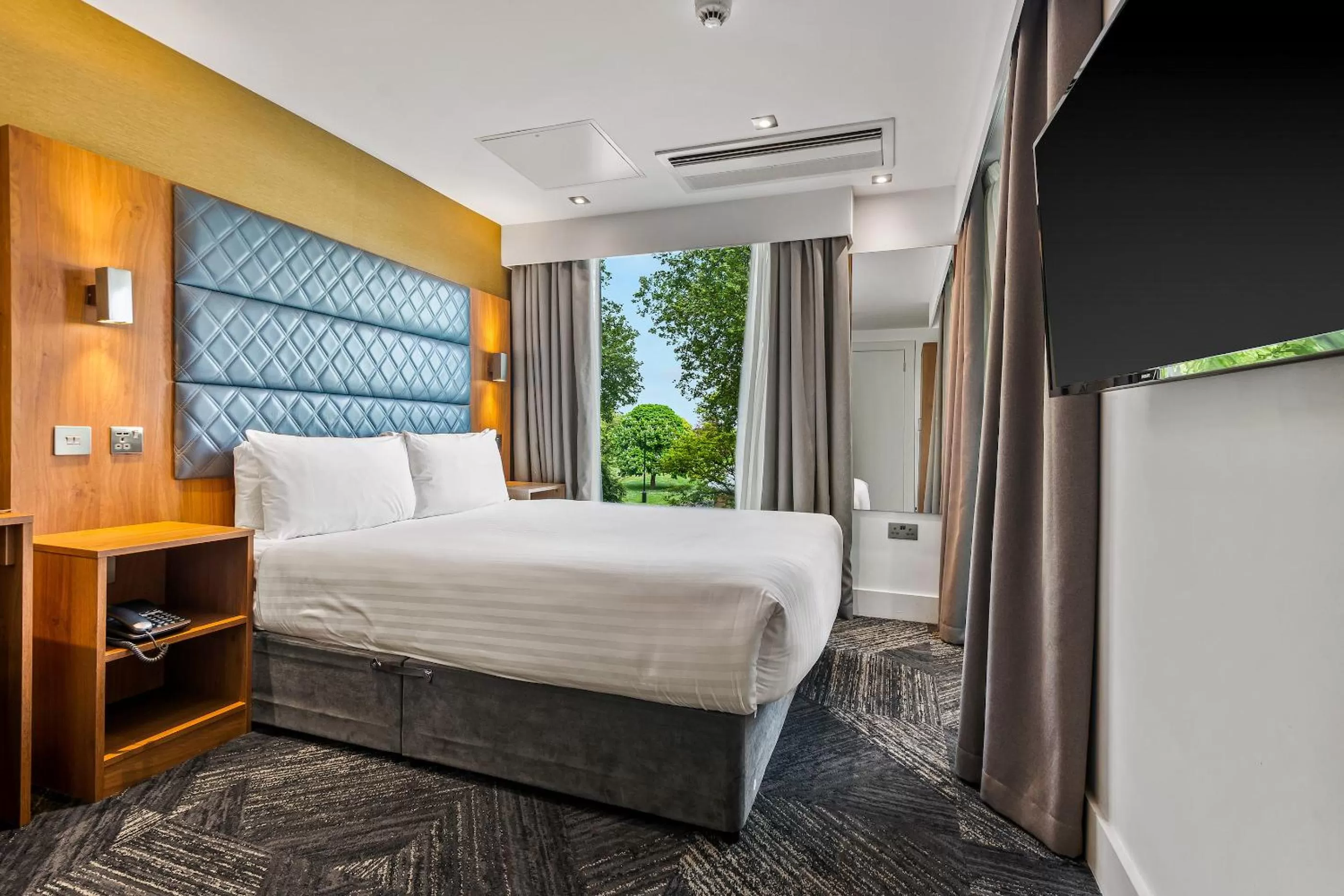 Bedroom, Bed in Roomzzz London Stratford