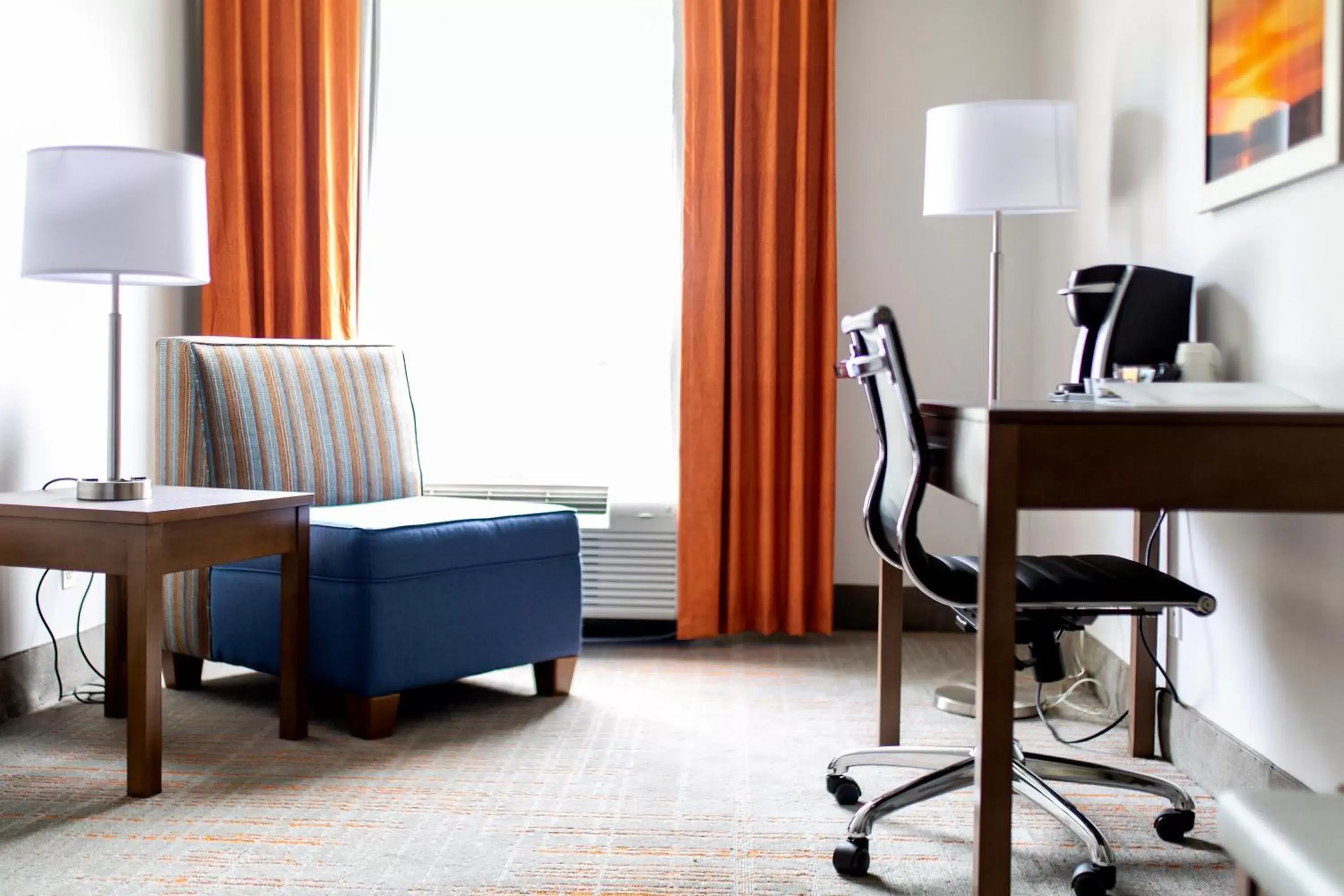 Seating area, TV/Entertainment Center in Best Western Niceville - Eglin AFB Hotel