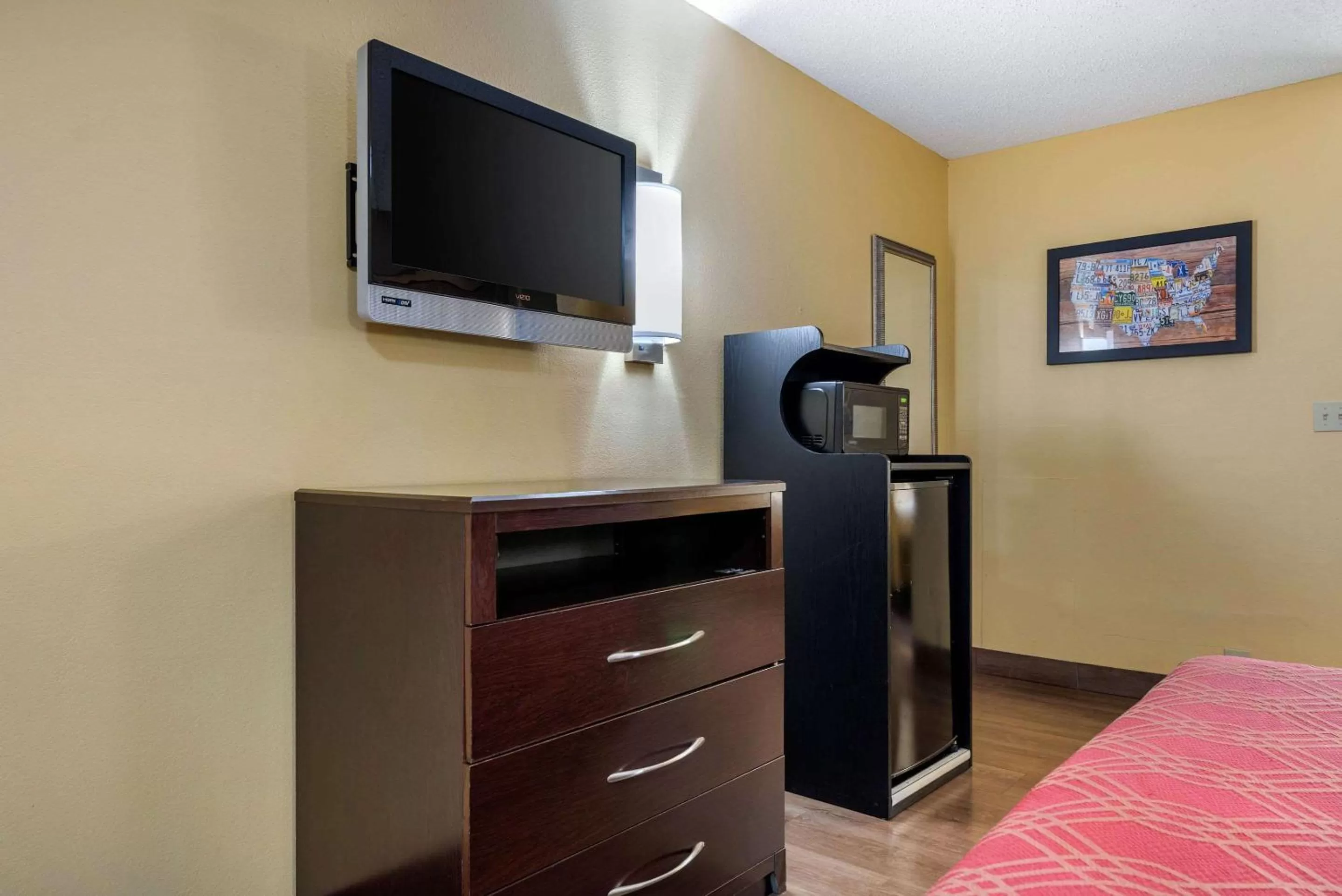 Photo of the whole room, Bed in Econo Lodge Lexington Southeast