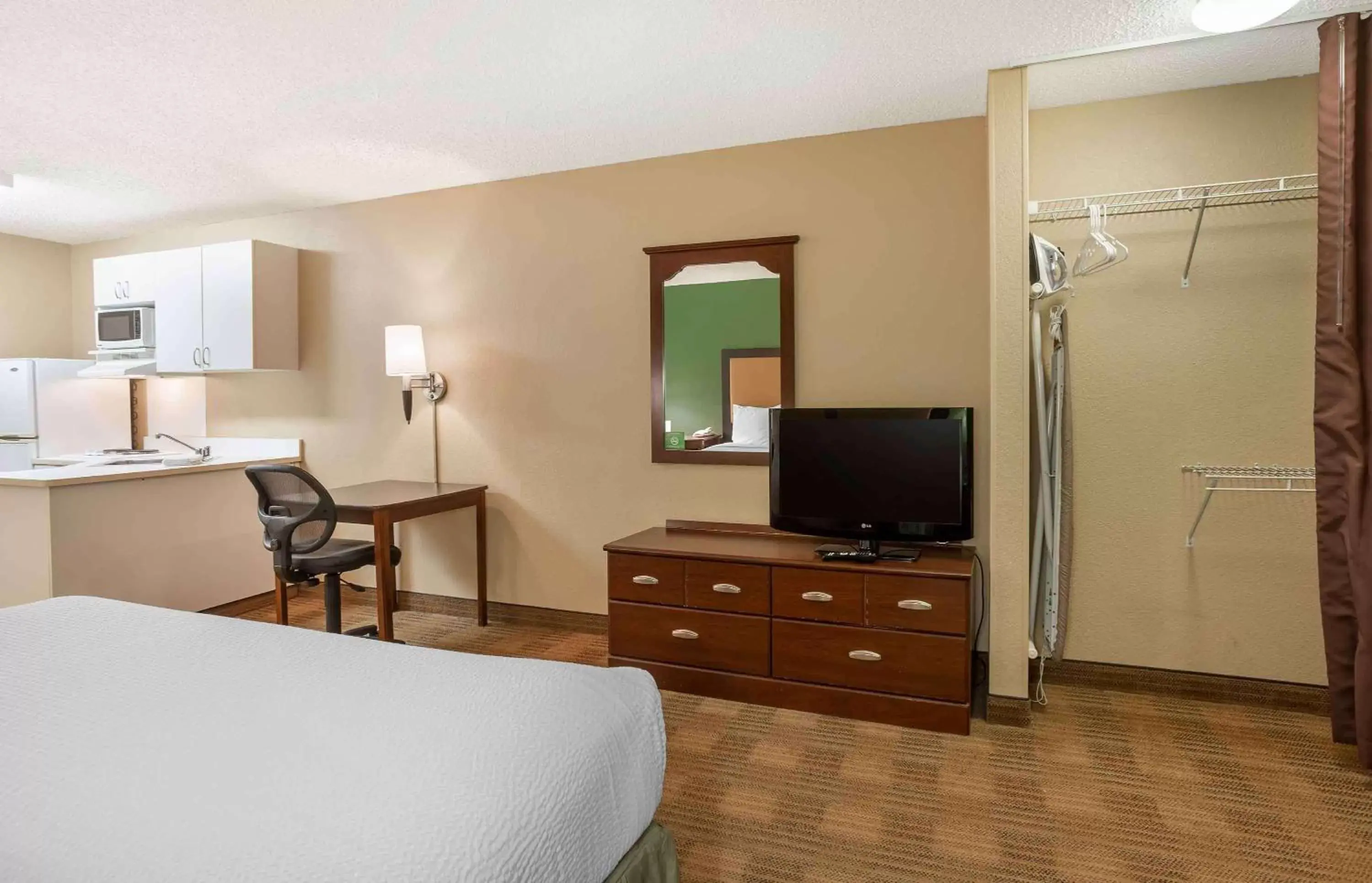 Bedroom, TV/Entertainment Center in Extended Stay America Suites - Columbia - Stadium Blvd