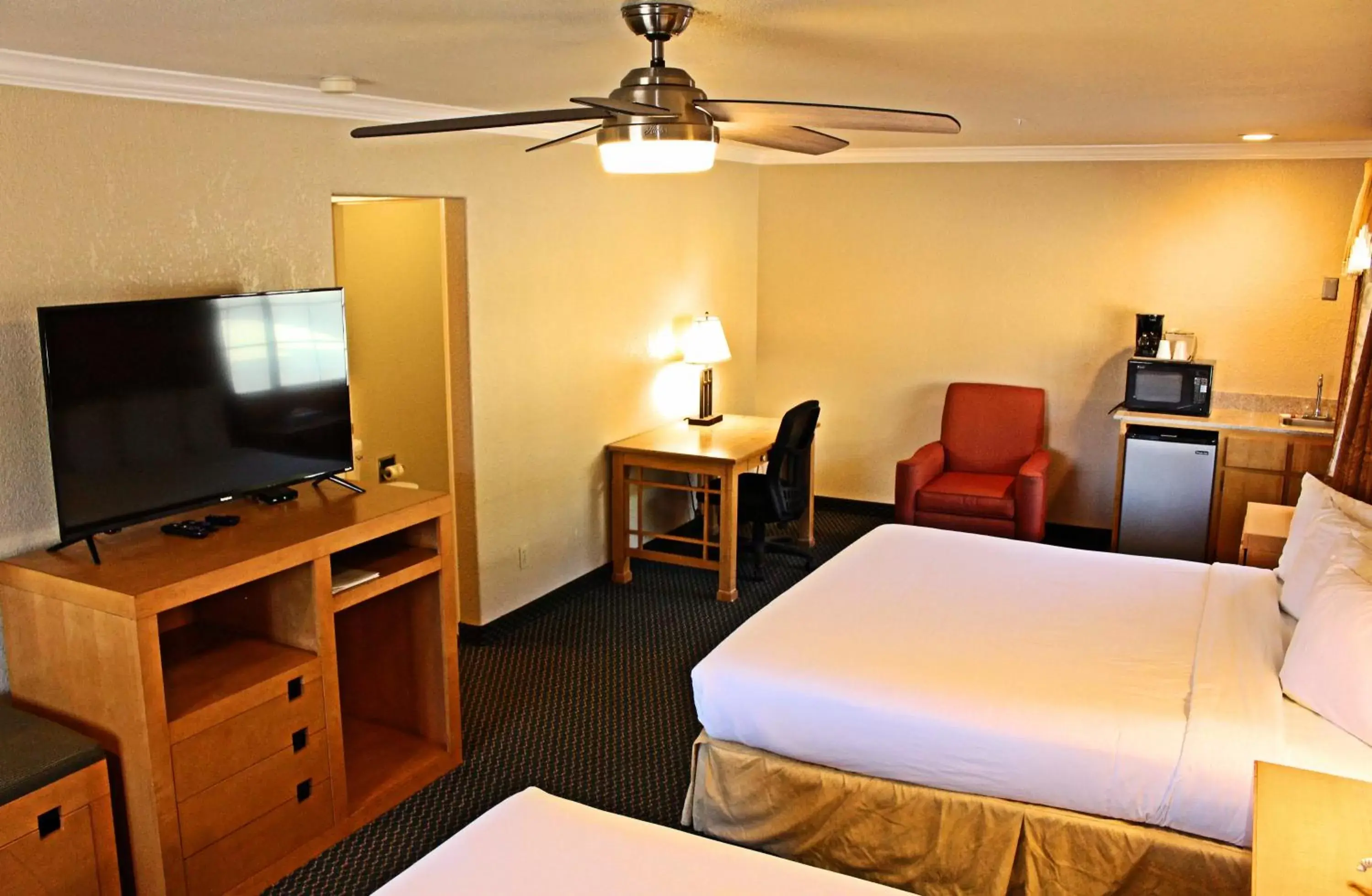 TV and multimedia, Bed in Lake Point Lodge TV and multimedia, Bed in Lake Point Lodge