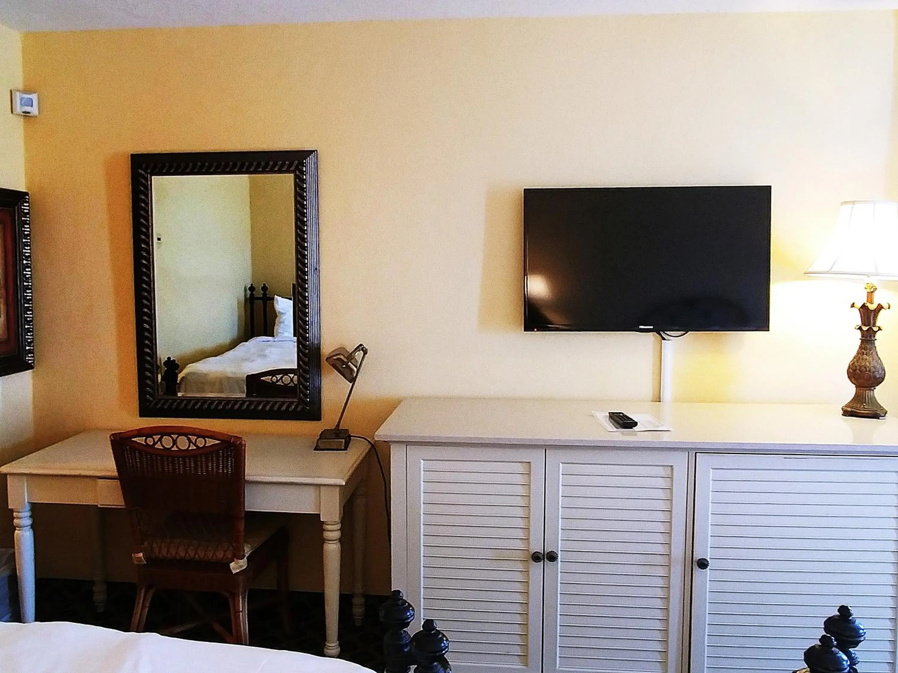 TV and multimedia, Bed in Emerald Shores Hotel - Daytona Beach TV and multimedia, Bed in Emerald Shores Hotel - Daytona Beach