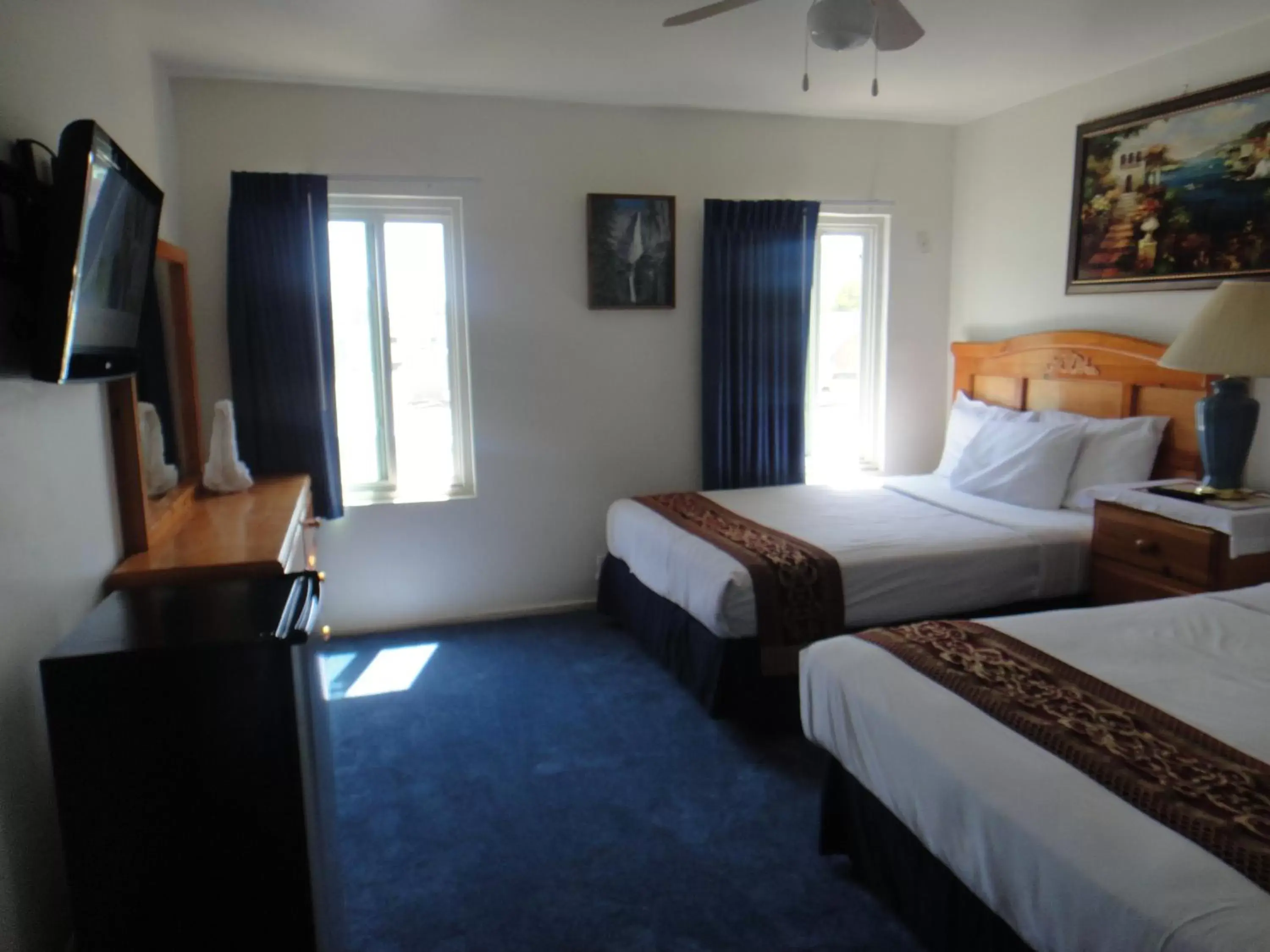 Photo of the whole room, Bed in Rest Haven Motel