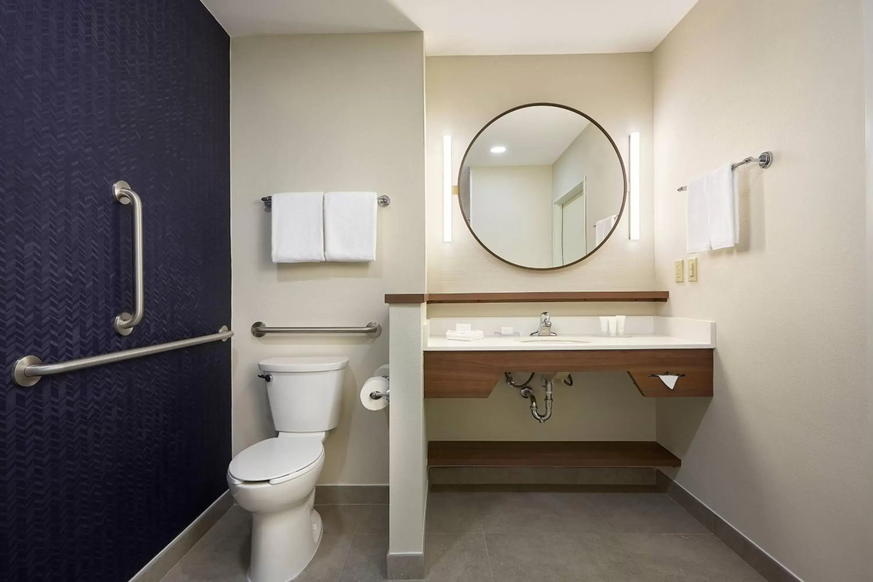 Bathroom in Fairfield Inn & Suites Silao Guanajuato Airport