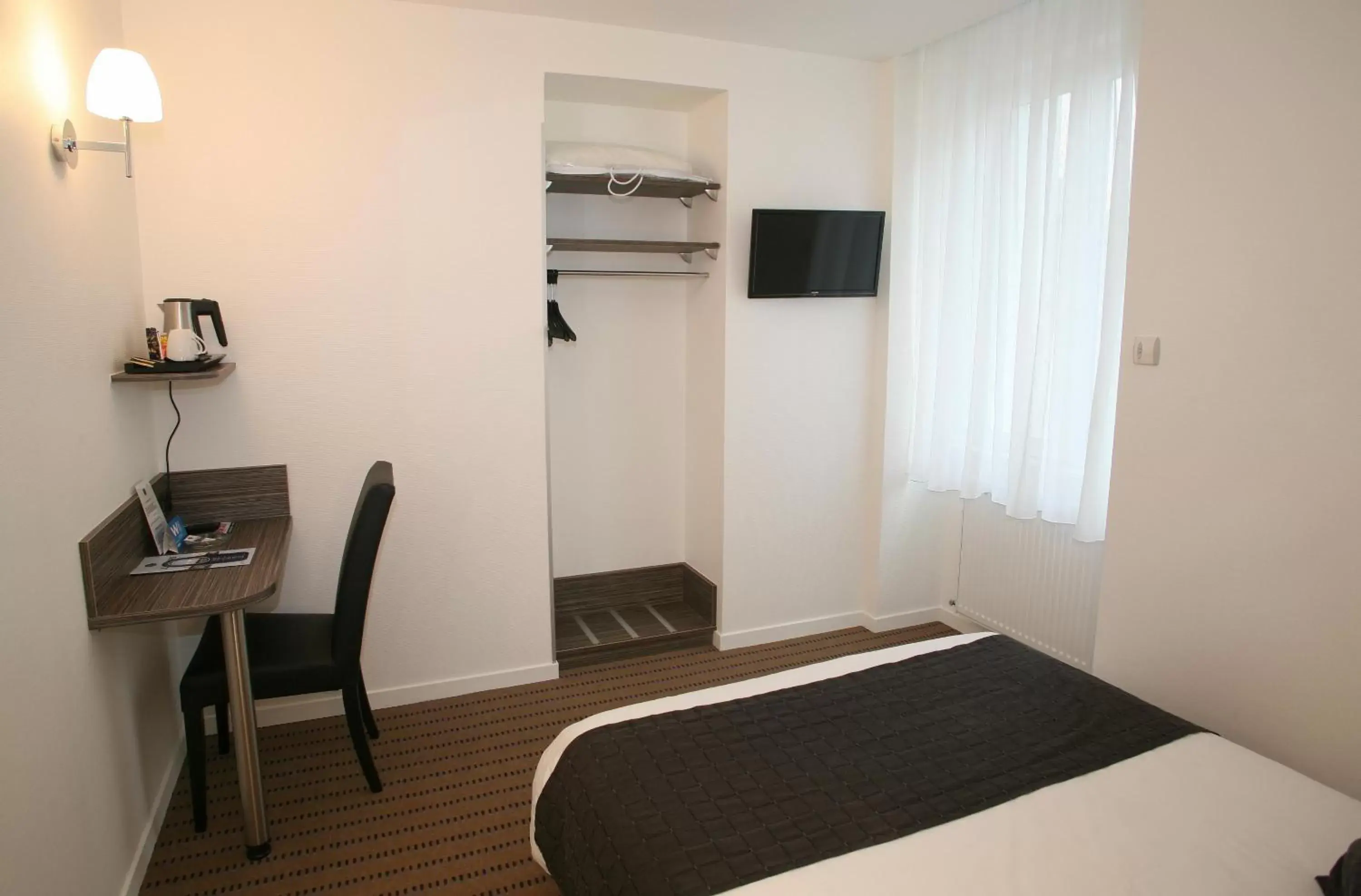 Bedroom, TV/Entertainment Center in Hotel du Louvre