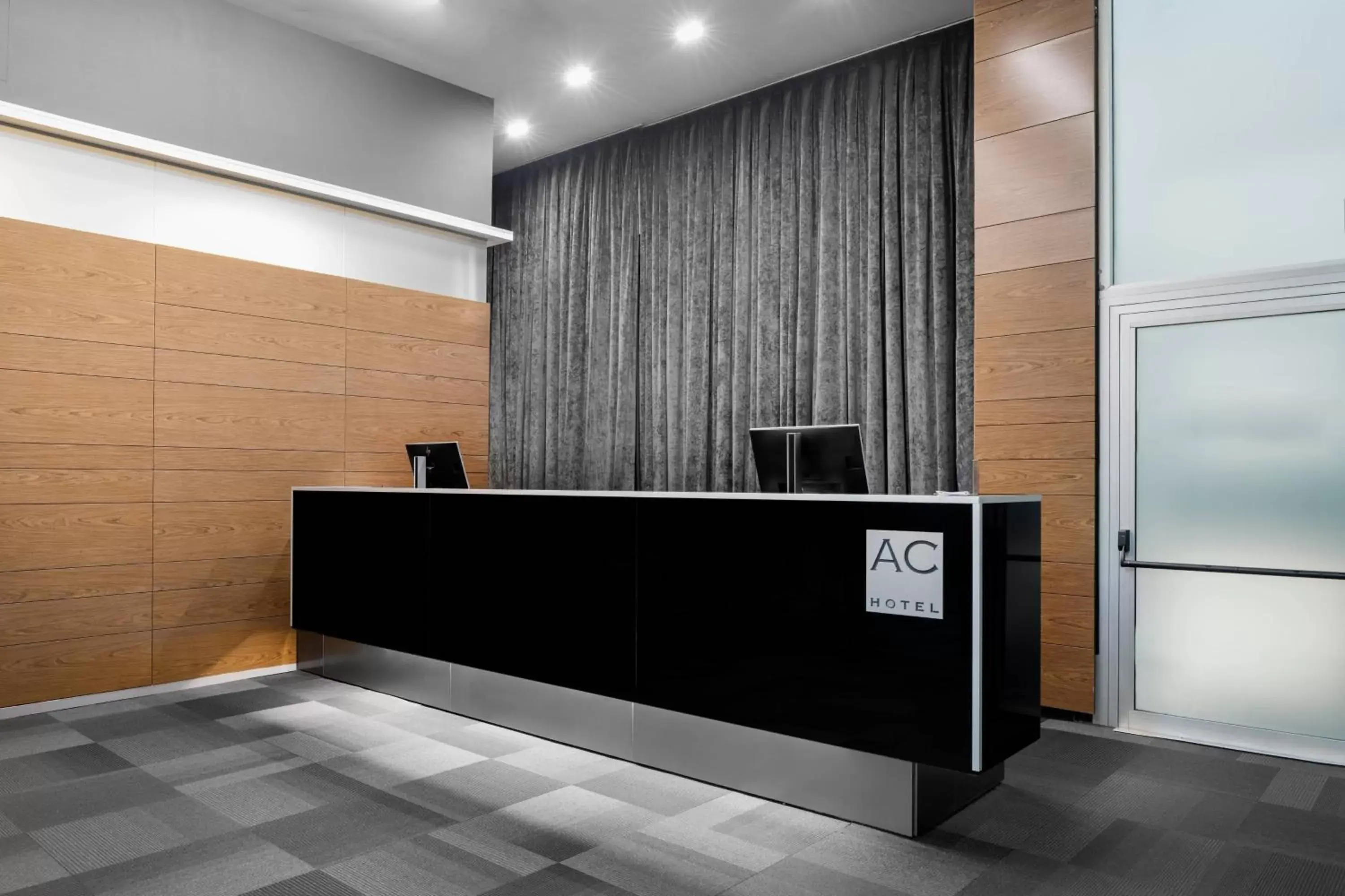 Lobby or reception, TV/Entertainment Center in AC Hotel Som by Marriott