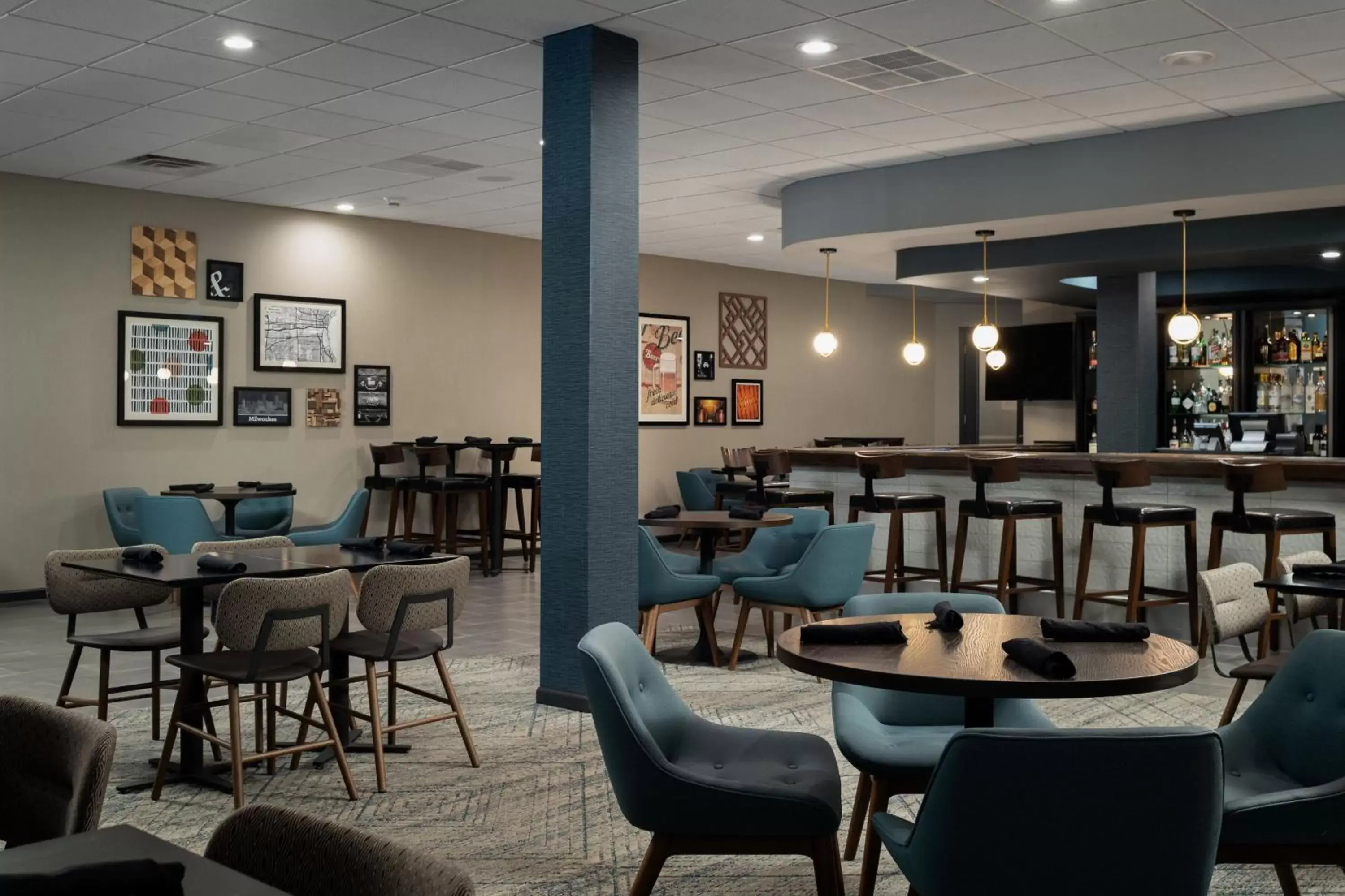 Restaurant/Places to Eat in Four Points by Sheraton Milwaukee North Shore