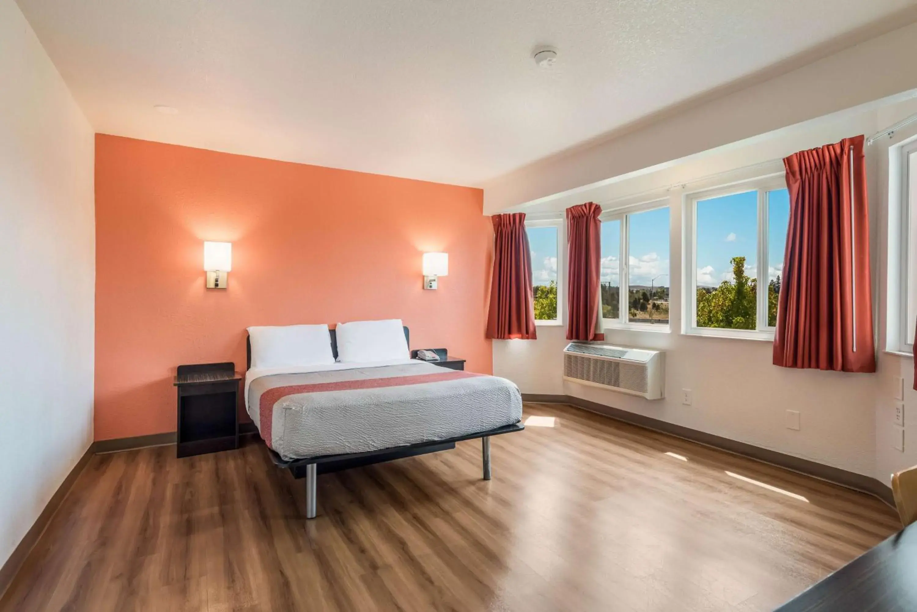 Bedroom in Motel 6-Rohnert Park, CA