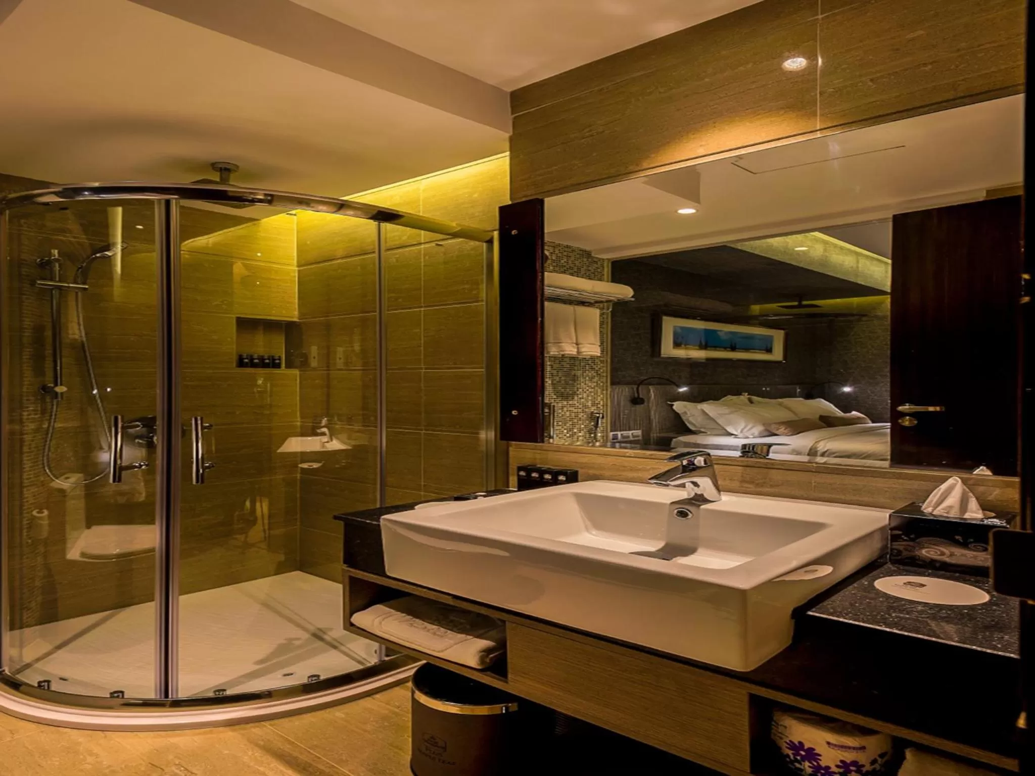 Toilet in Best Western Plus Maple Leaf