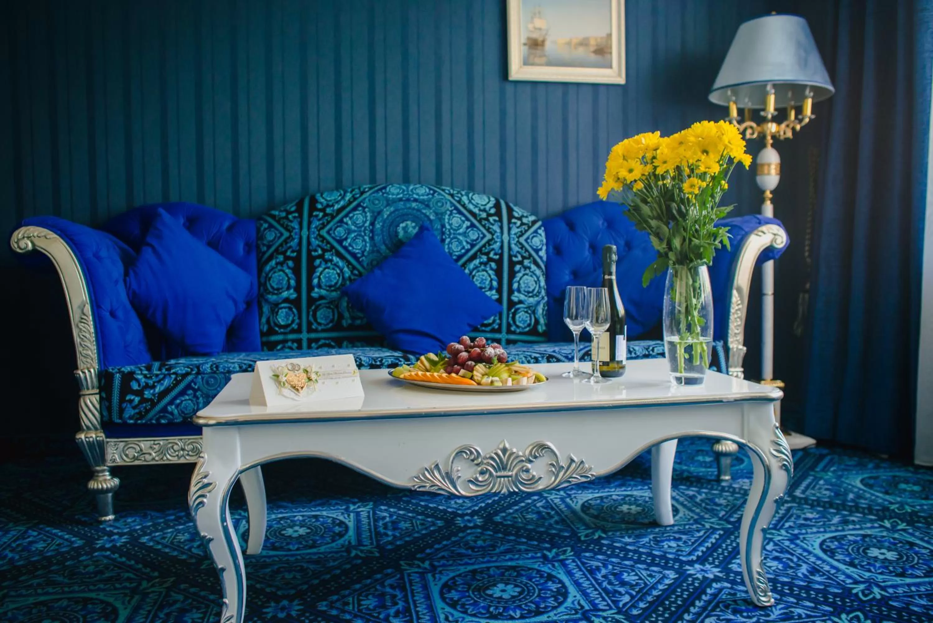 Living room in Olympic Hotel