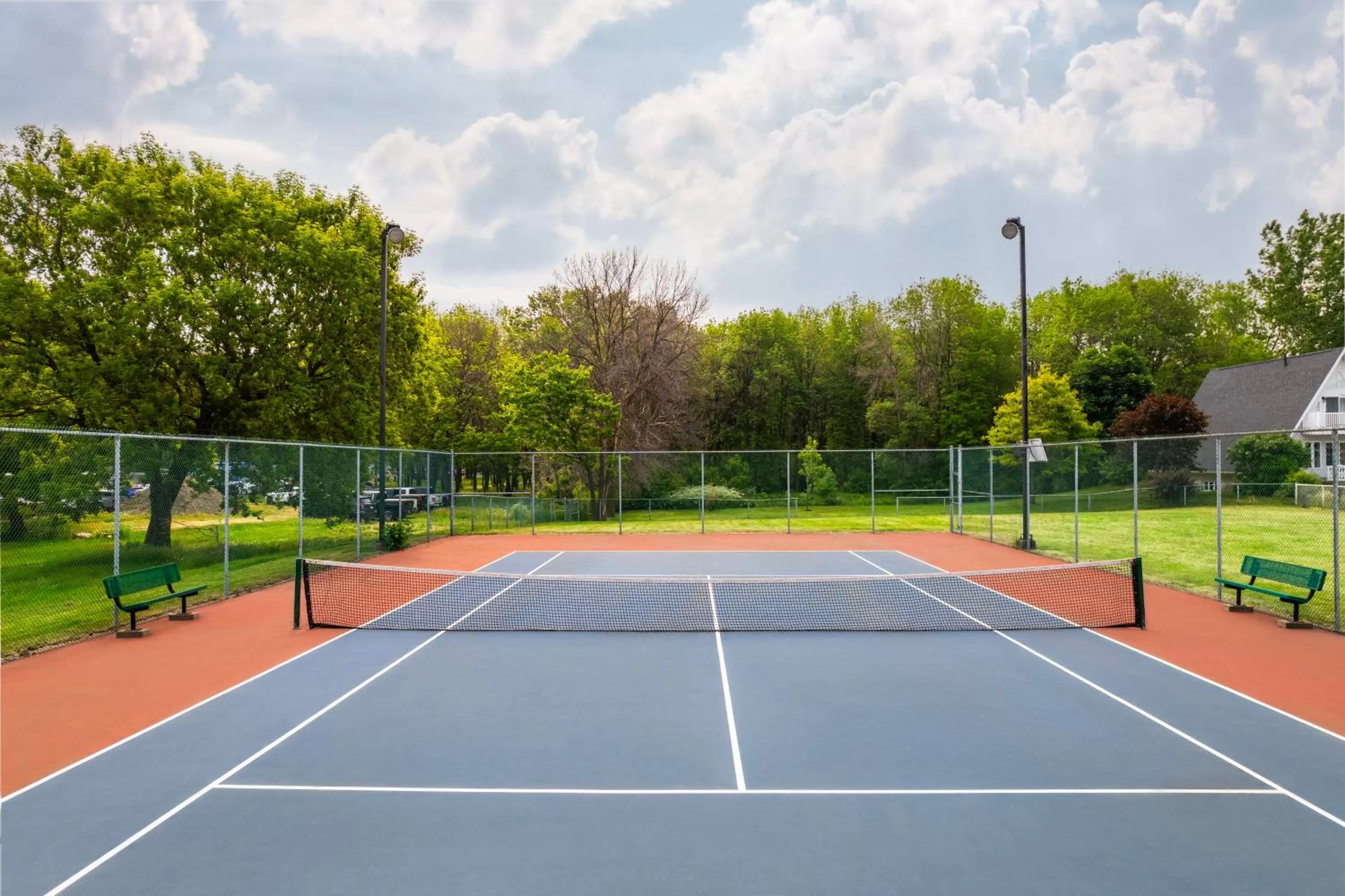 Tennis court in Les Suites de Laviolette, an Ascend Collection Hotel