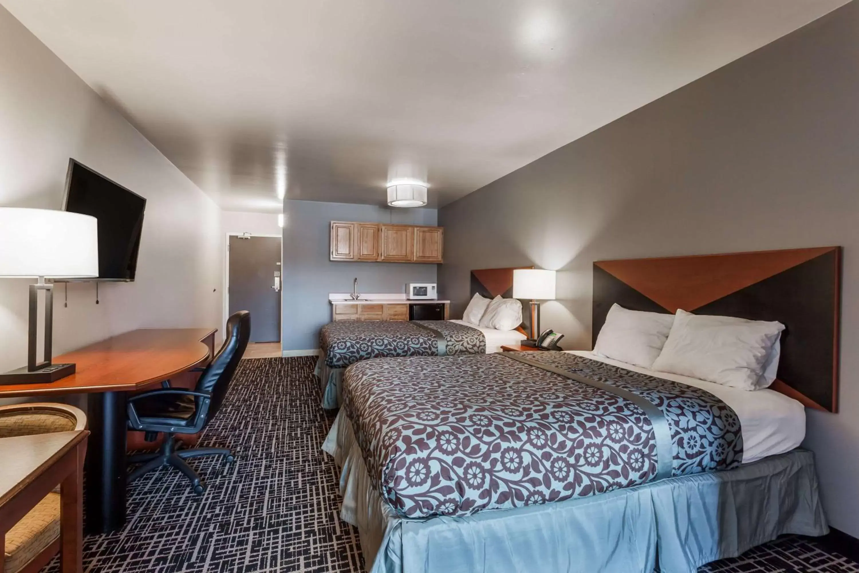 Photo of the whole room, Bed in Days Inn & Suites by Wyndham Lancaster Amish Country