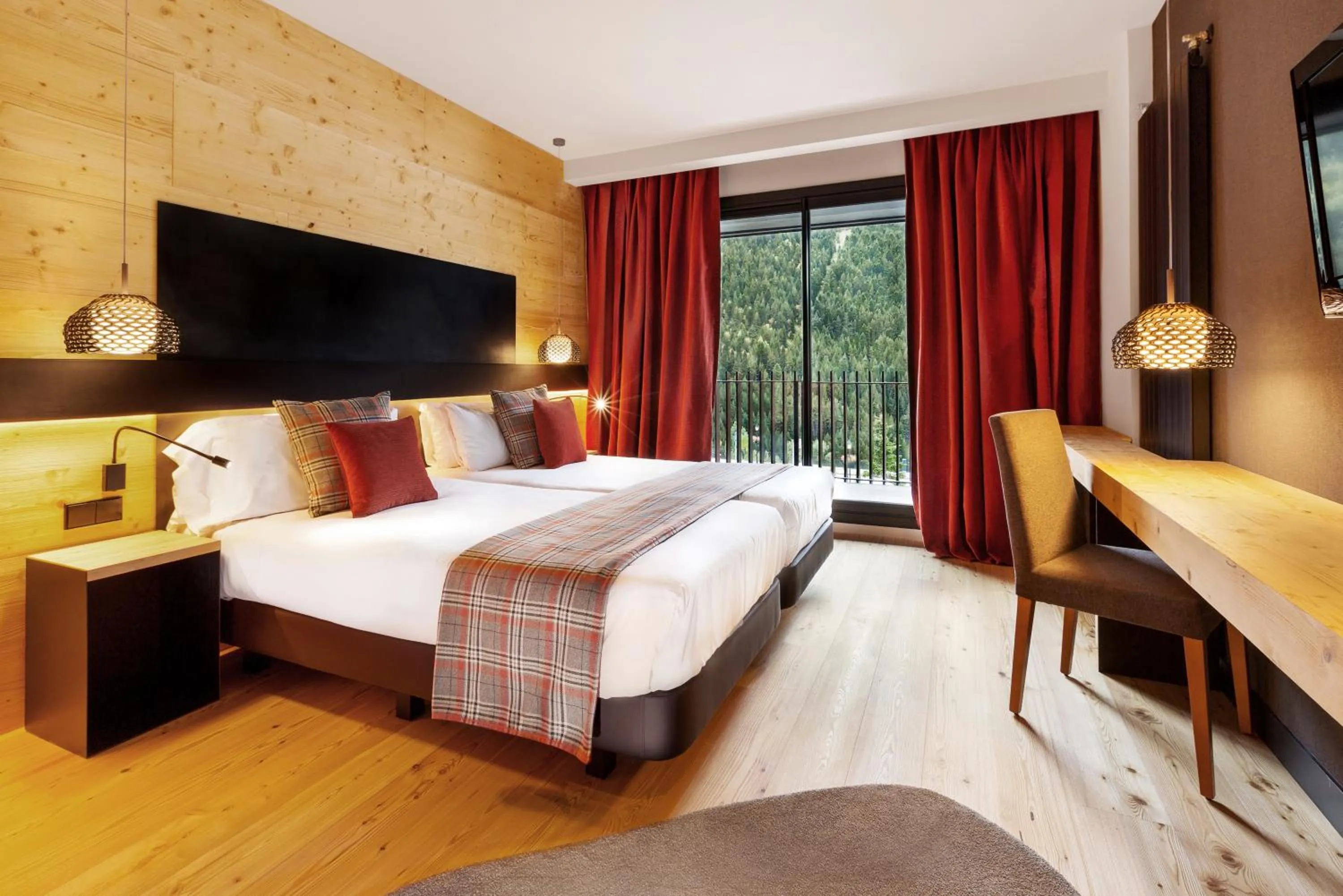 Photo of the whole room, Bed in Park Piolets MountainHotel & Spa