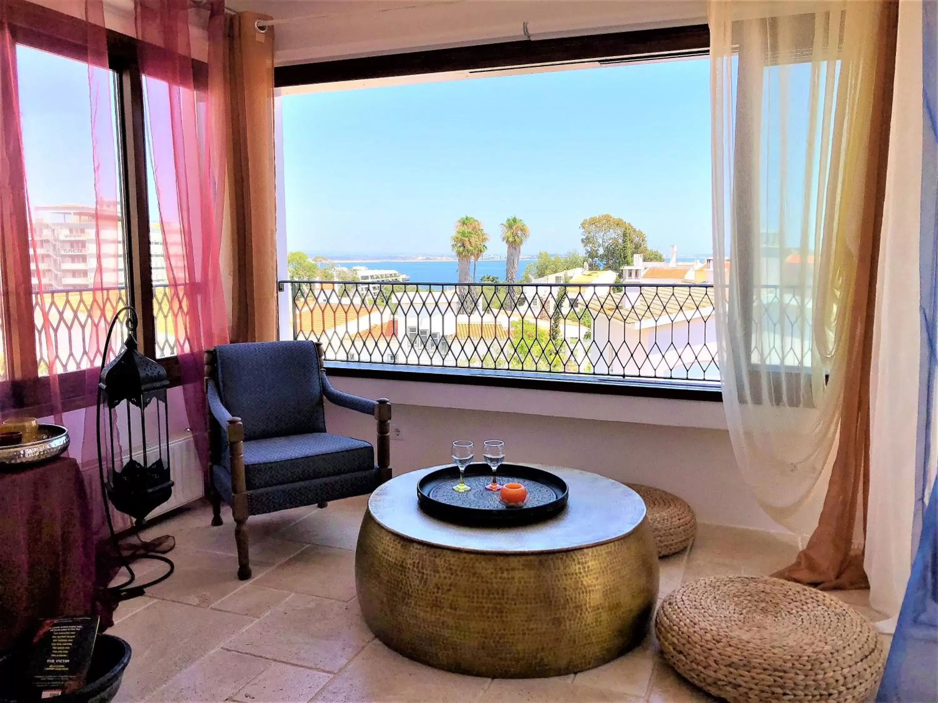 Living room, Seating Area in Uma Casa a Beira Sol