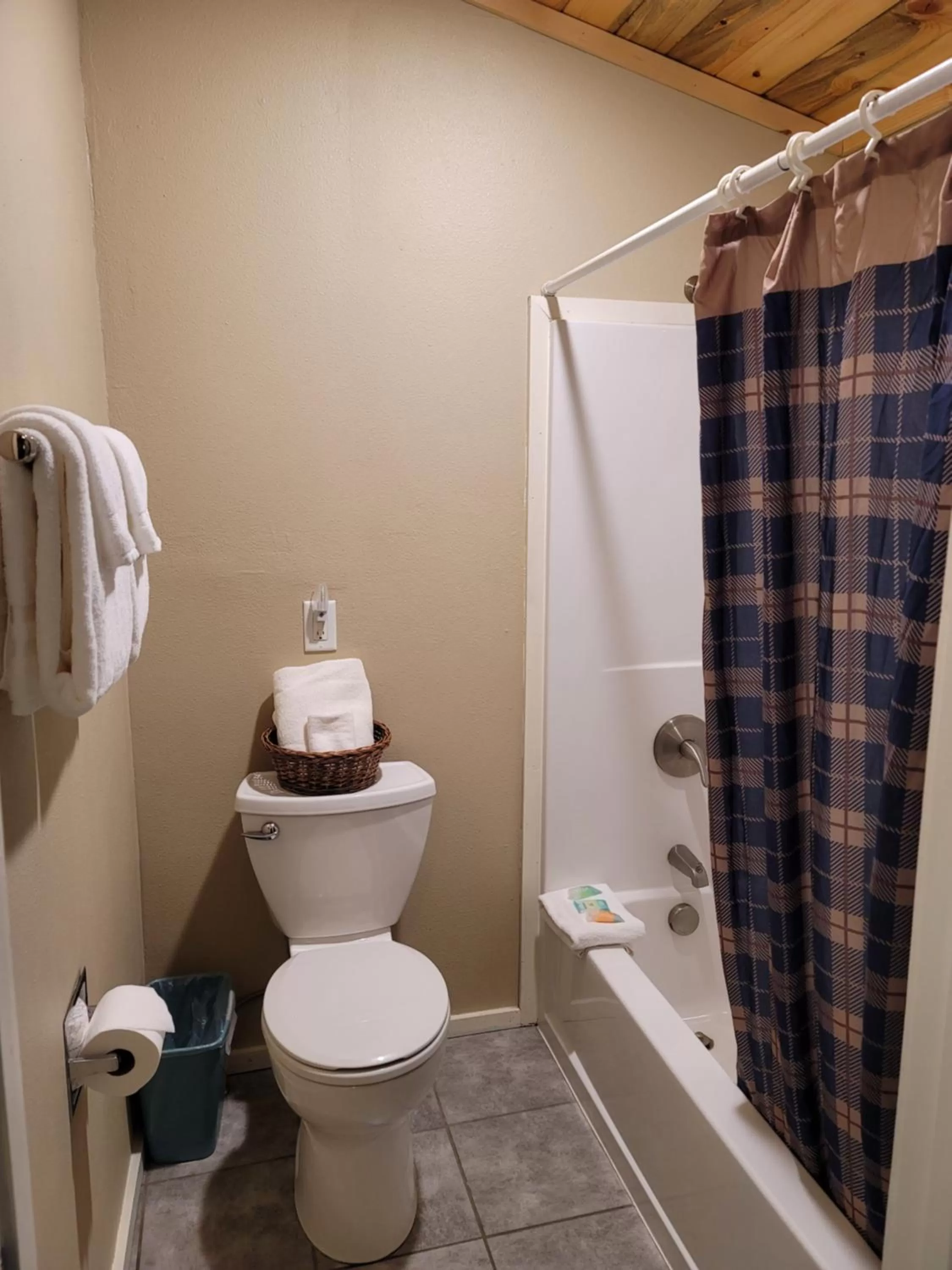 Riverfront Motel & Cabins