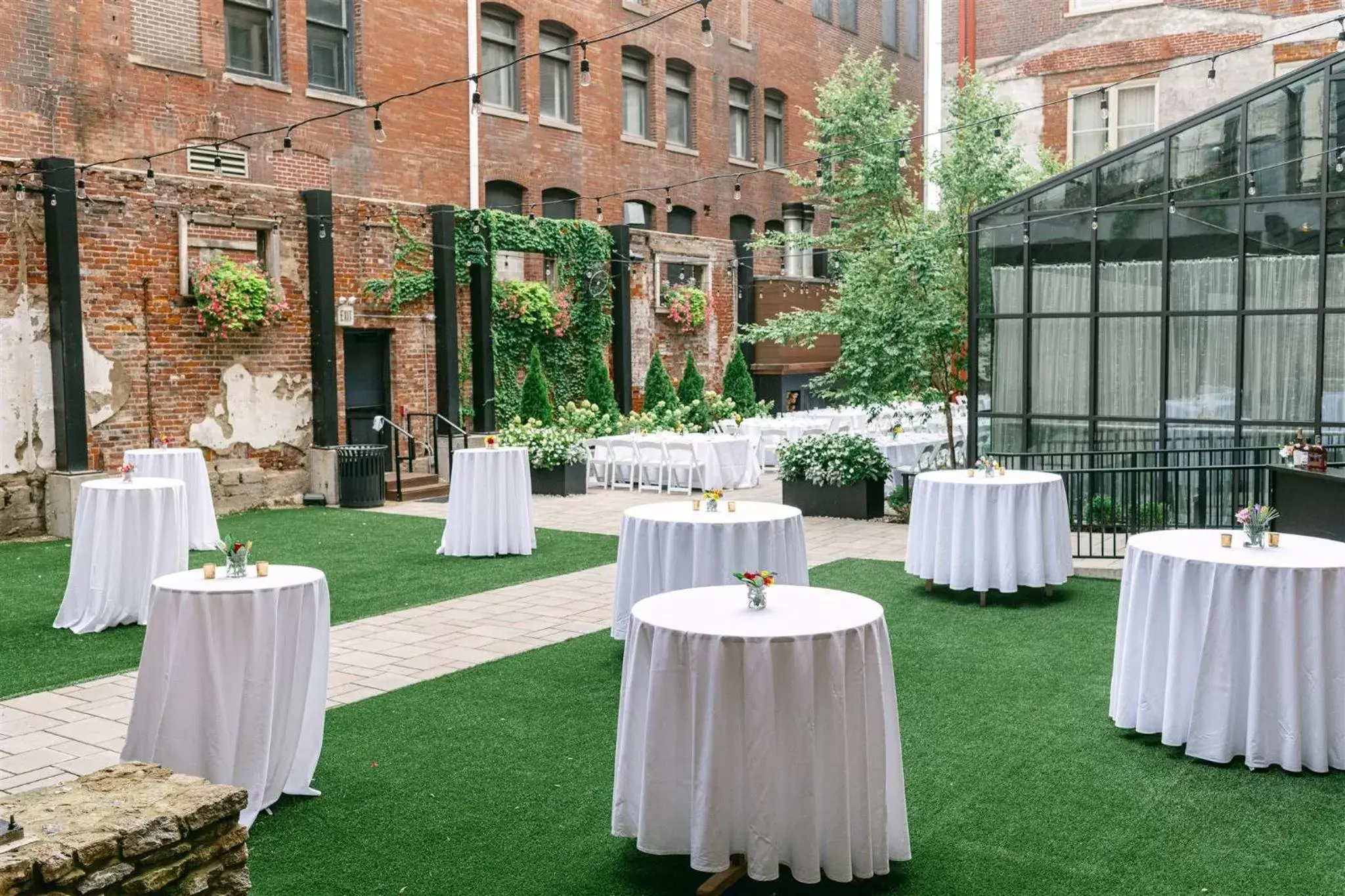 Patio, Banquet Facilities in Hotel Covington Cincinnati Riverfront