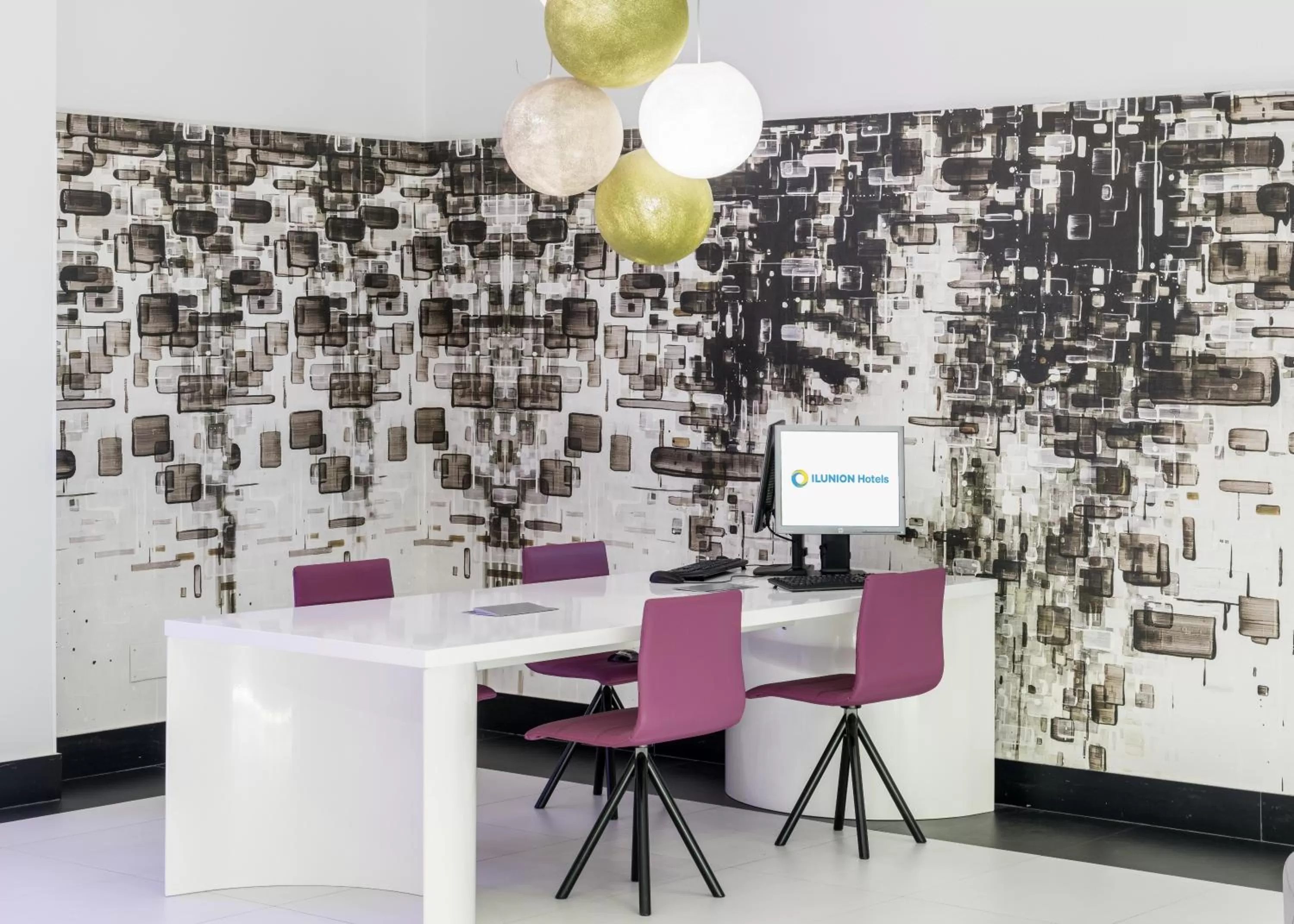 Lobby or reception in Ilunion Suites Madrid