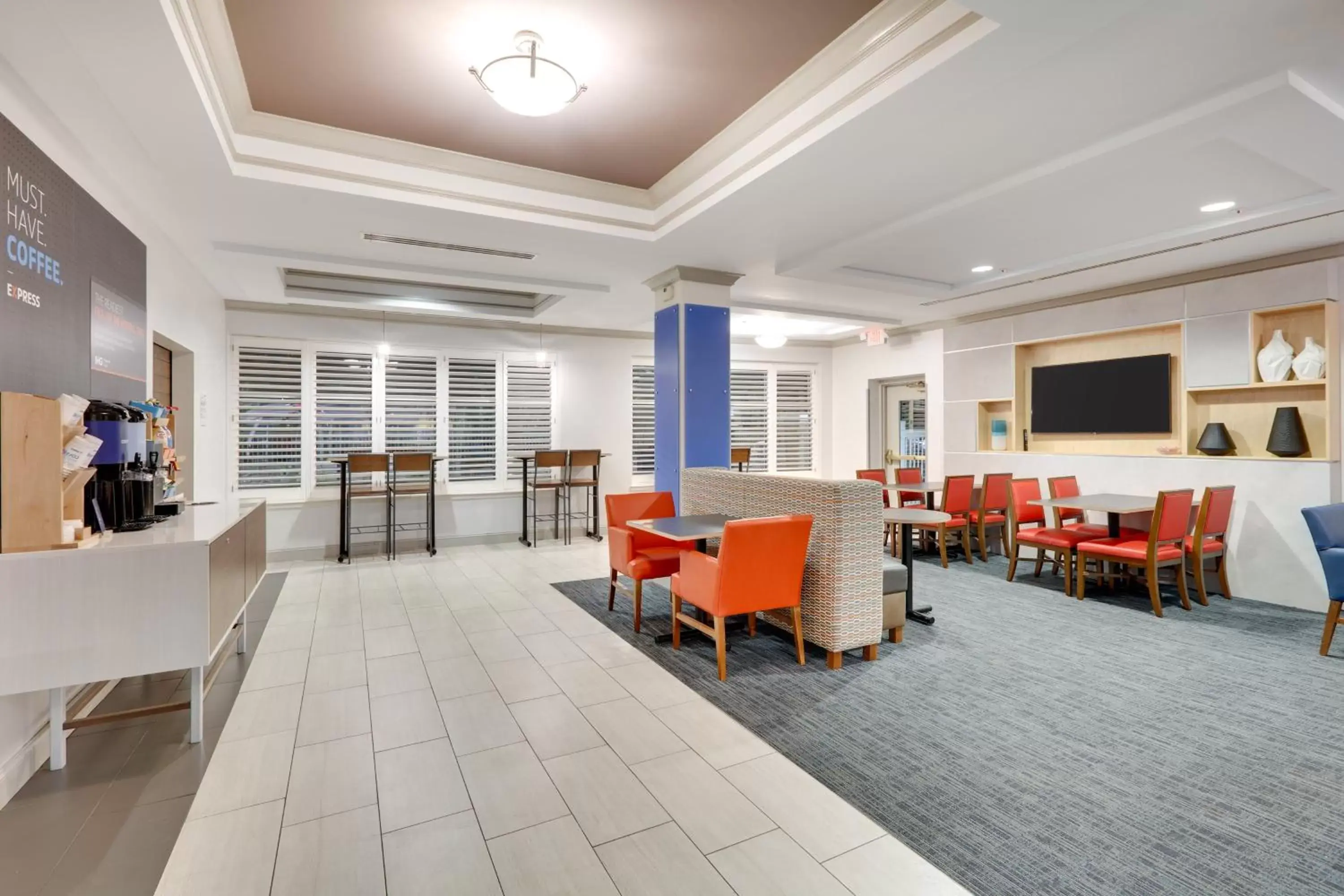 Breakfast, Seating Area in Holiday Inn Express Hotel & Suites Dublin, an IHG Hotel