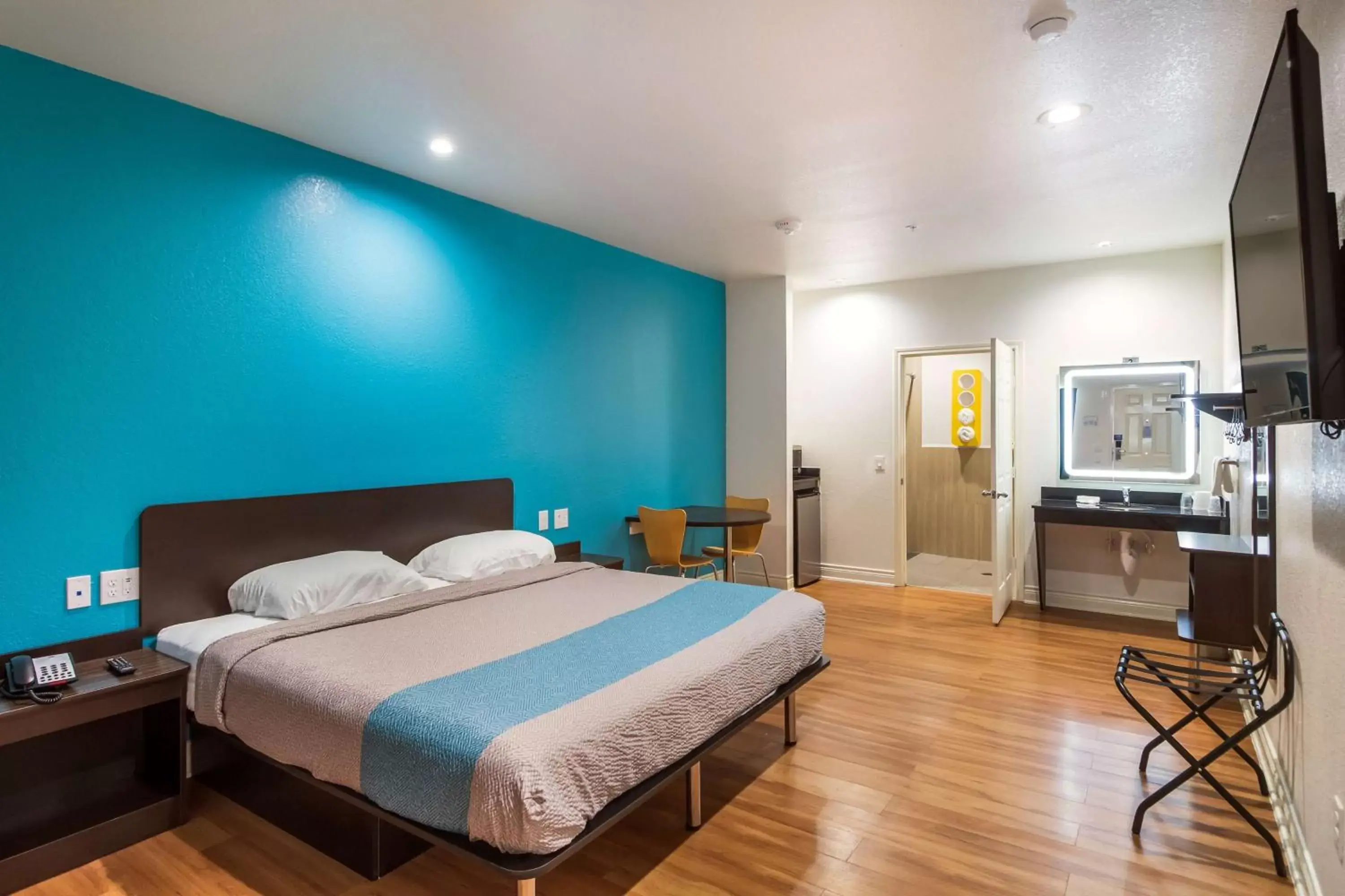 Photo of the whole room, Bed in Motel 6-Houston, TX - North Photo of the whole room, Bed in Motel 6-Houston, TX - North