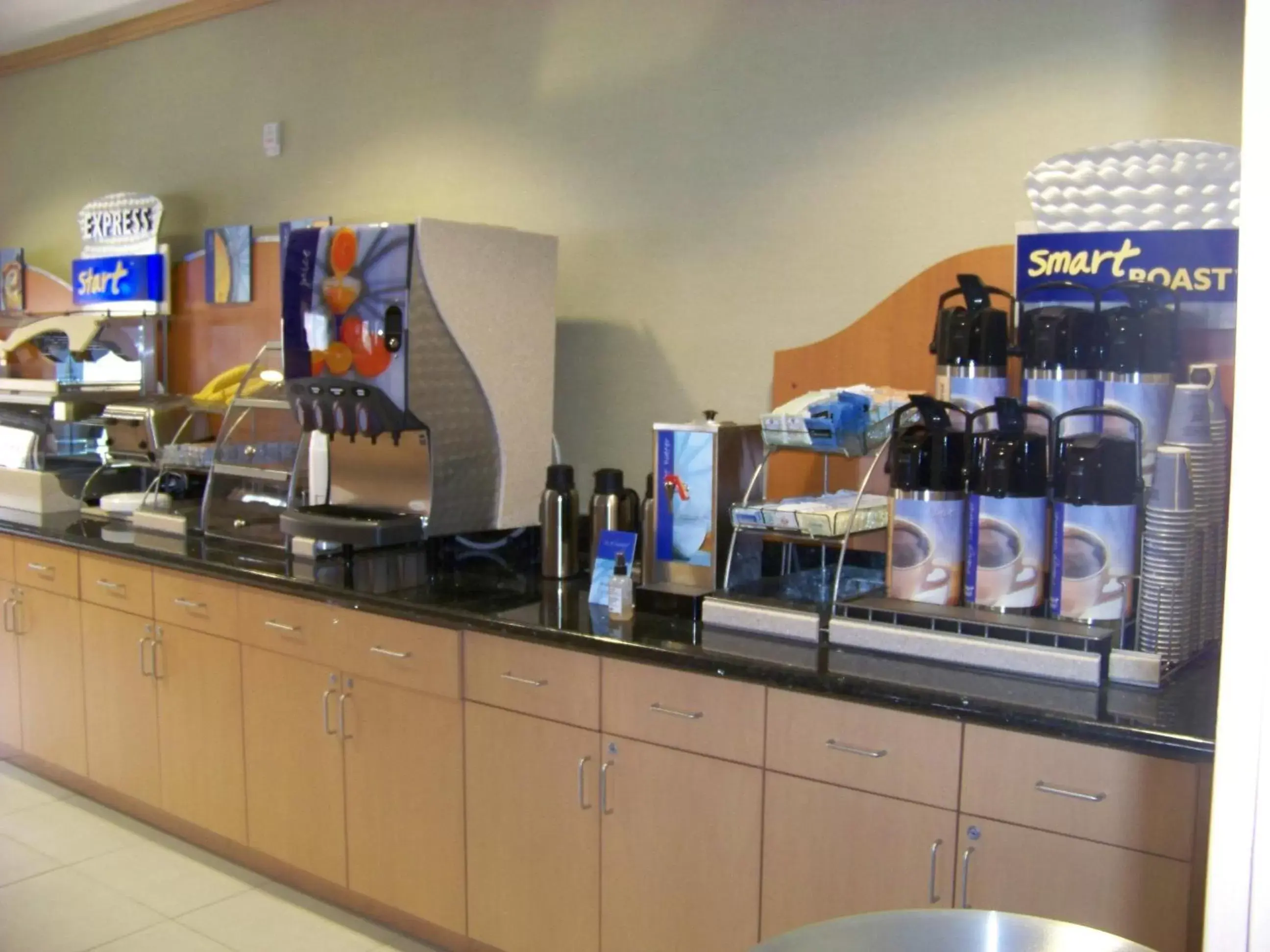 Food and drinks in Holiday Inn Express Hotel & Suites Rock Springs Green River, an IHG Hotel