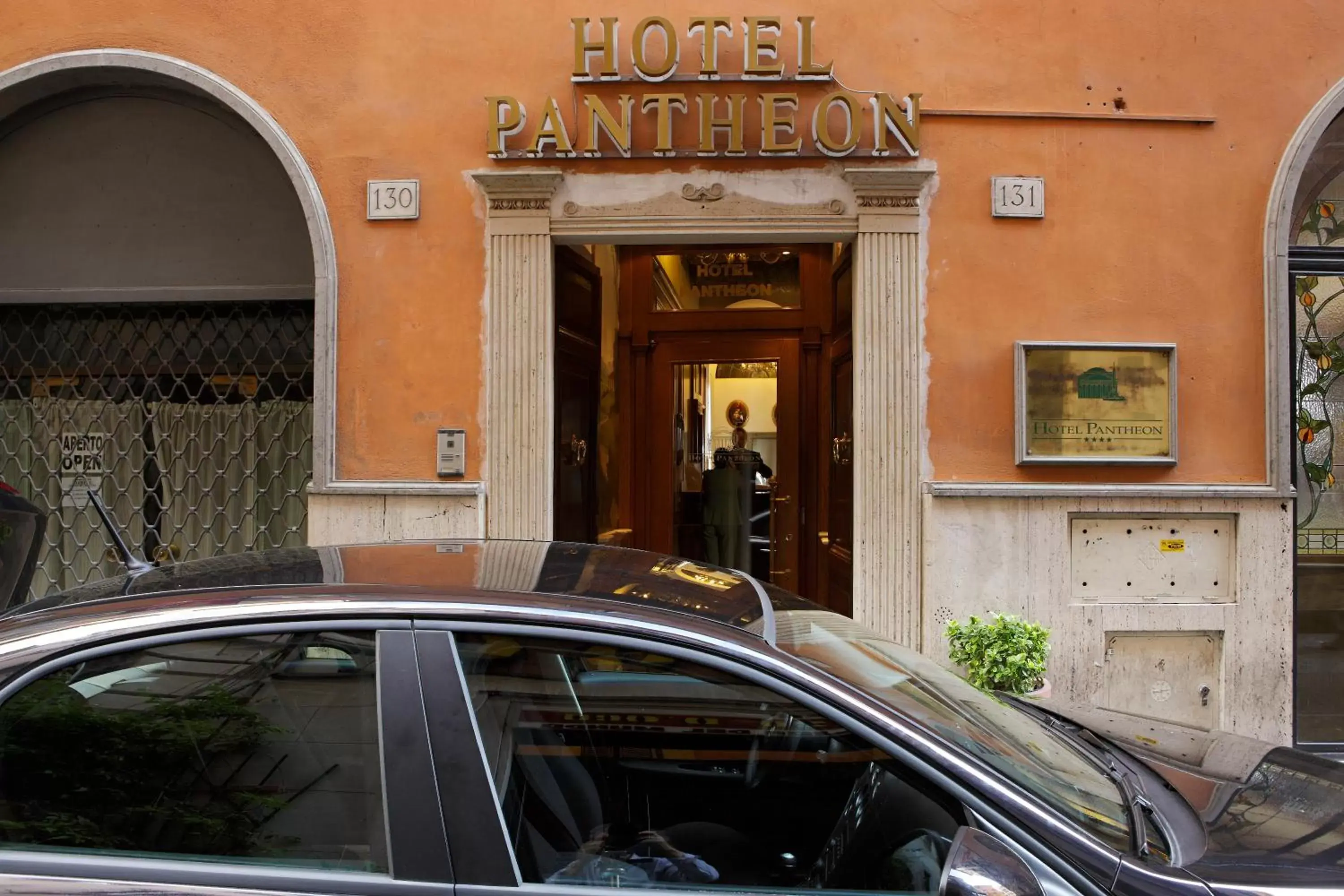 Facade/Entrance in Hotel Pantheon