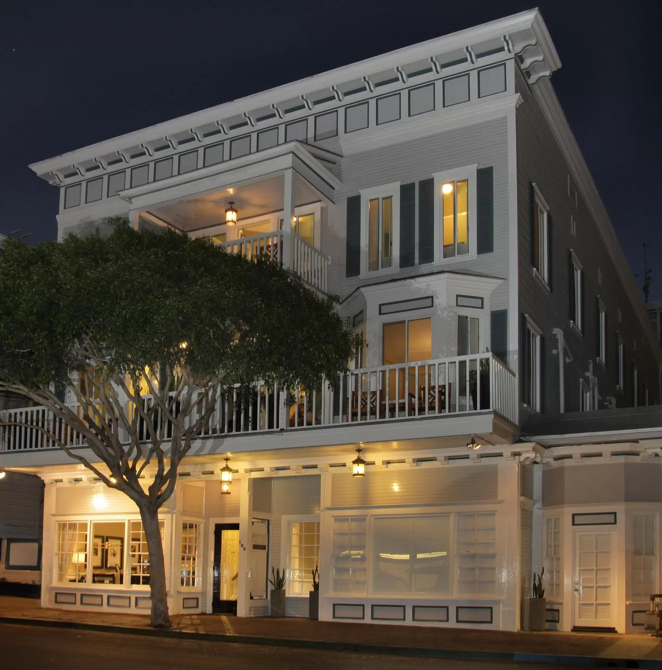 Property building in Catalina Island Inn Property building in Catalina Island Inn