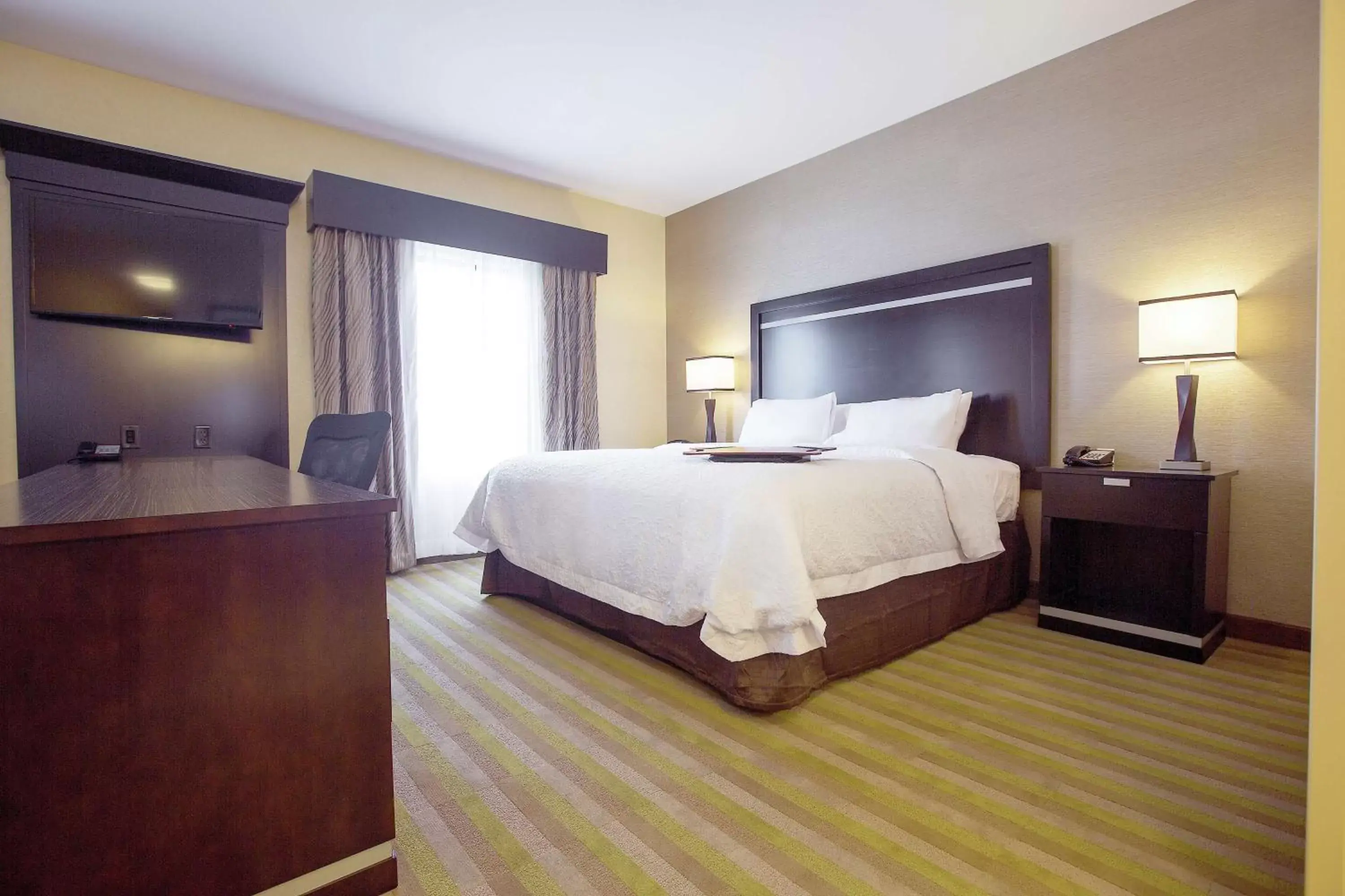 Bedroom, Bed in Hampton Inn & Suites Toledo/Westgate