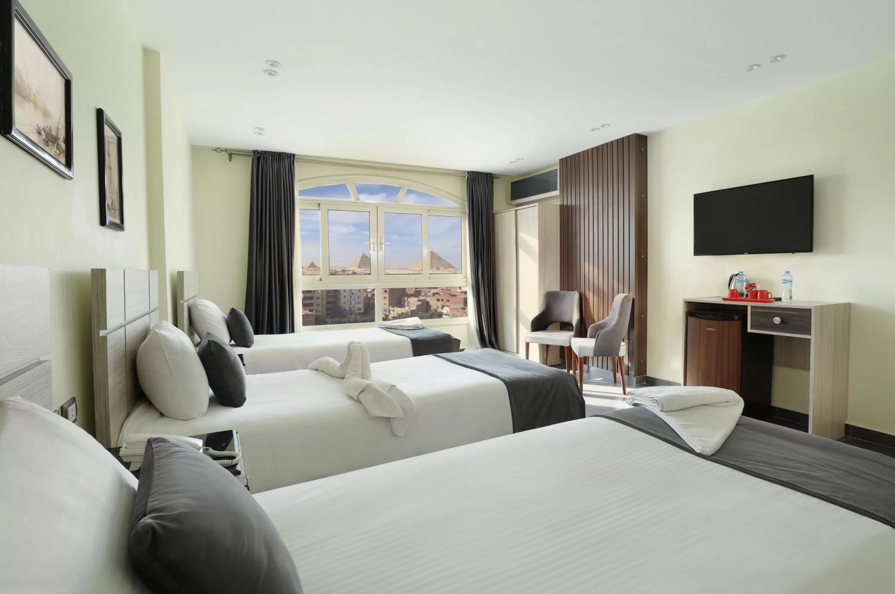 Communal lounge/ TV room, Bed in Brothers Pyramids View