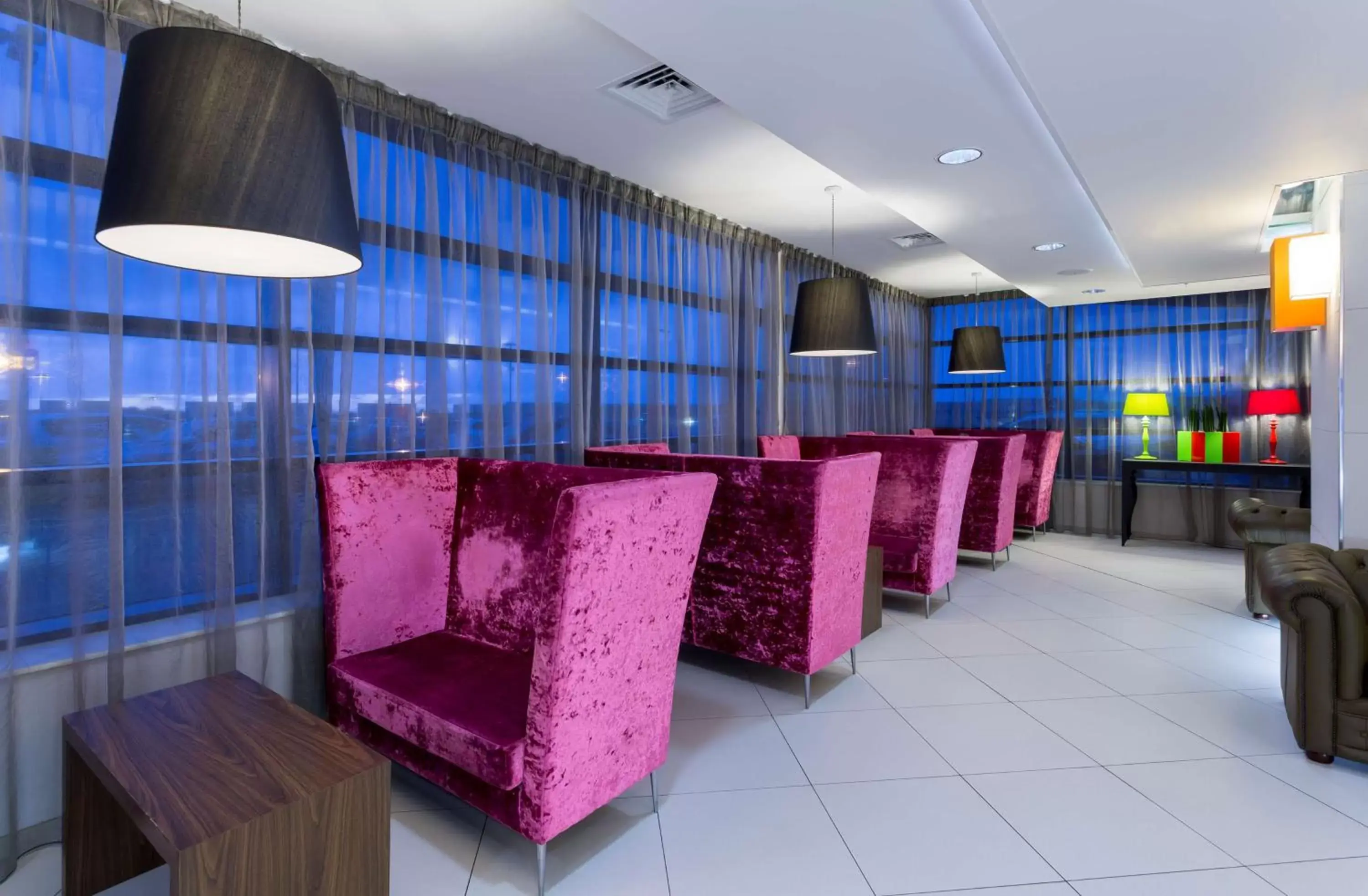 Lounge or bar in Hampton by Hilton Liverpool John Lennon Airport