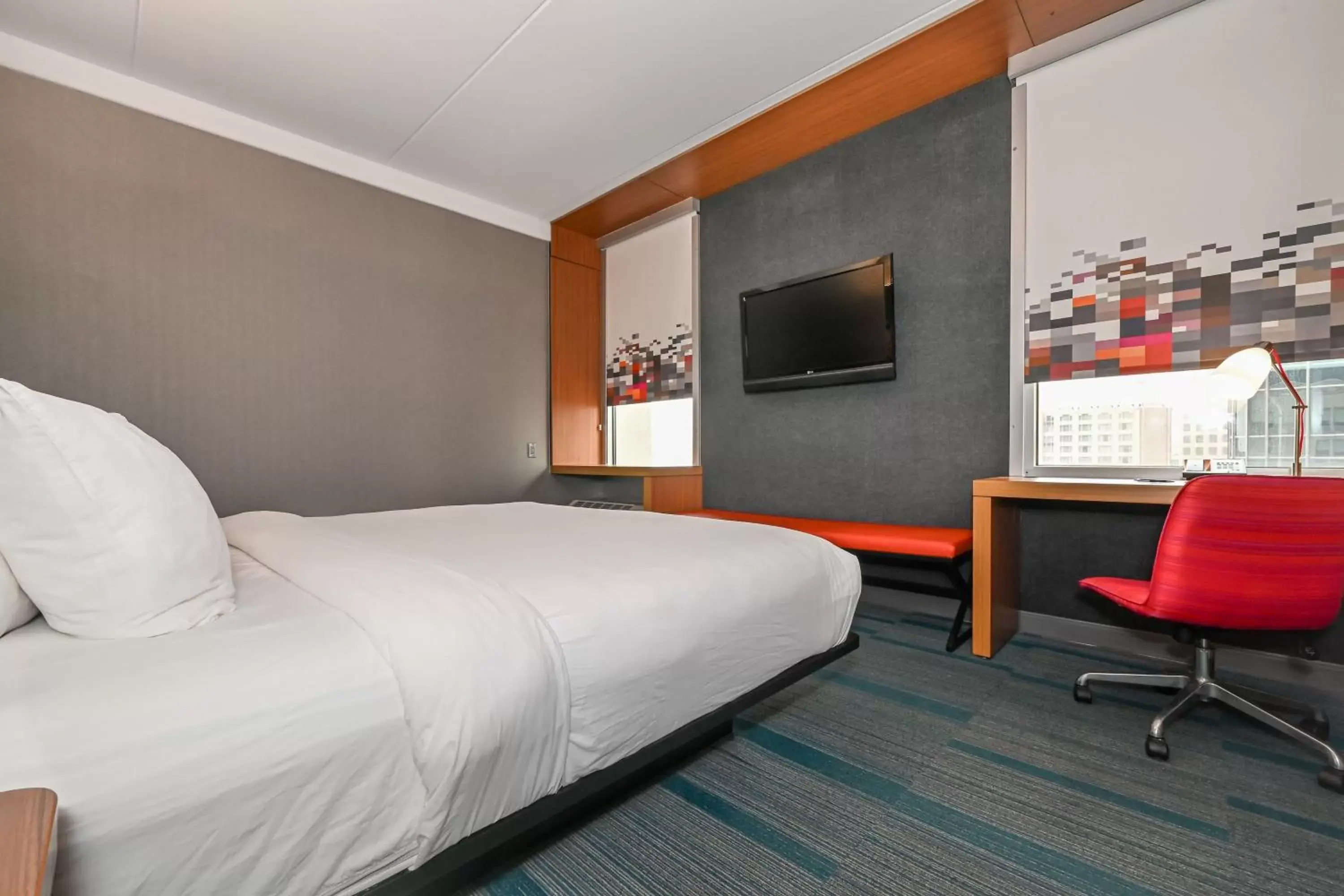 Photo of the whole room, Bed in Aloft Charlotte City Center