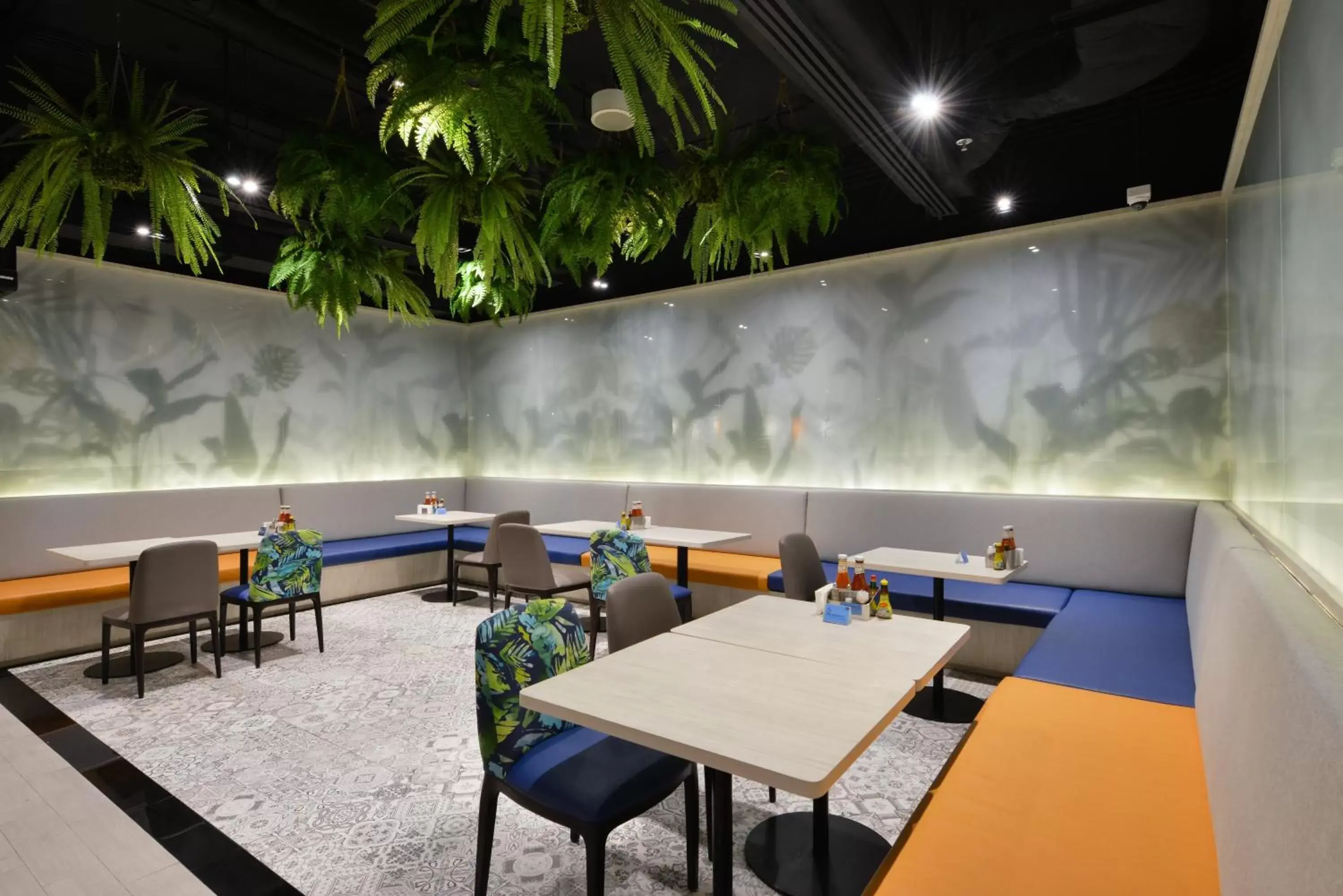 Meeting/conference room, Restaurant/Places to Eat in Holiday Inn Express Bangkok Sukhumvit 11, an IHG Hotel