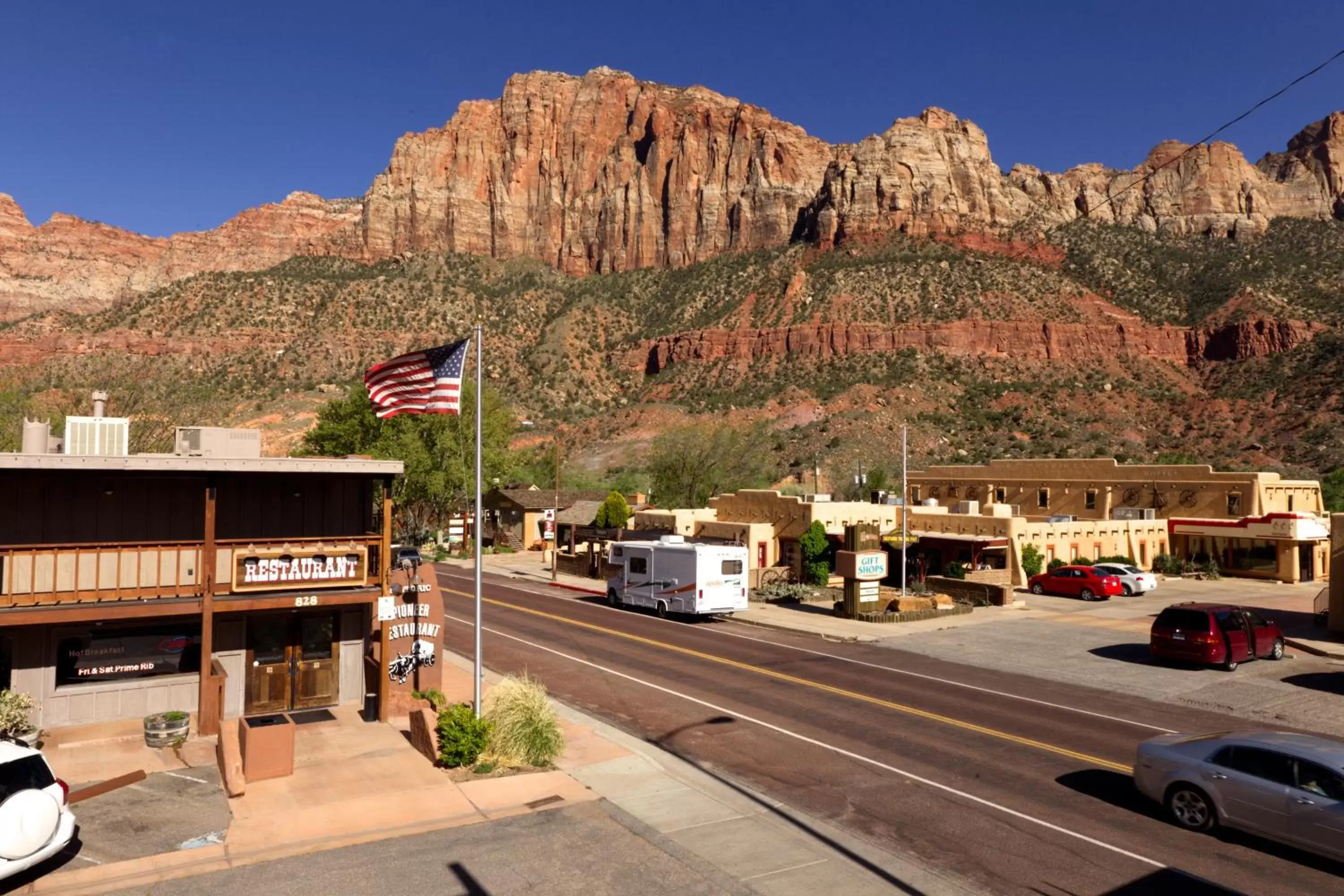 Restaurant/places to eat, Mountain View in Pioneer Lodge Zion National Park-Springdale
