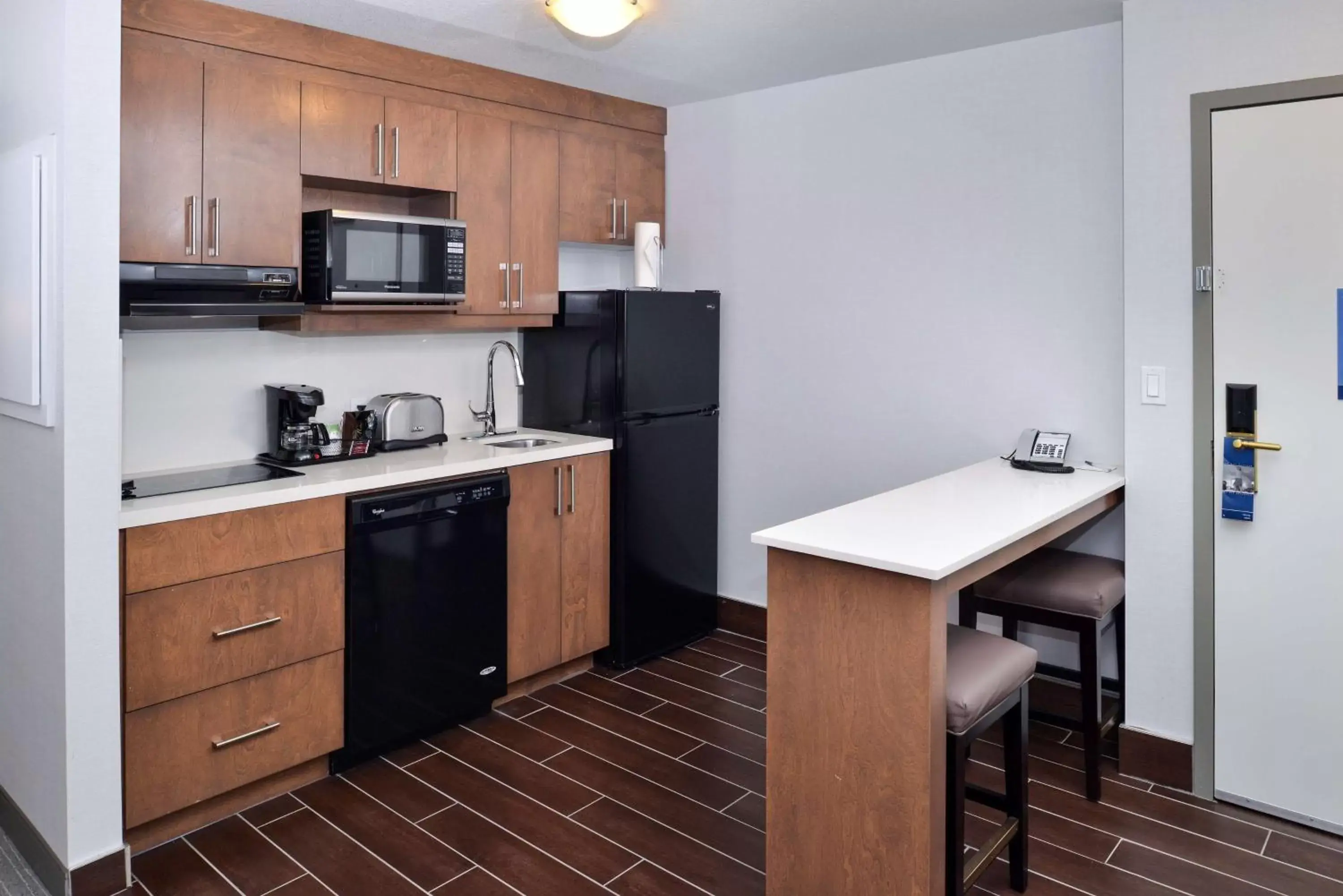 Living room, Kitchen/Kitchenette in Hampton Inn & Suites by Hilton Calgary University NW