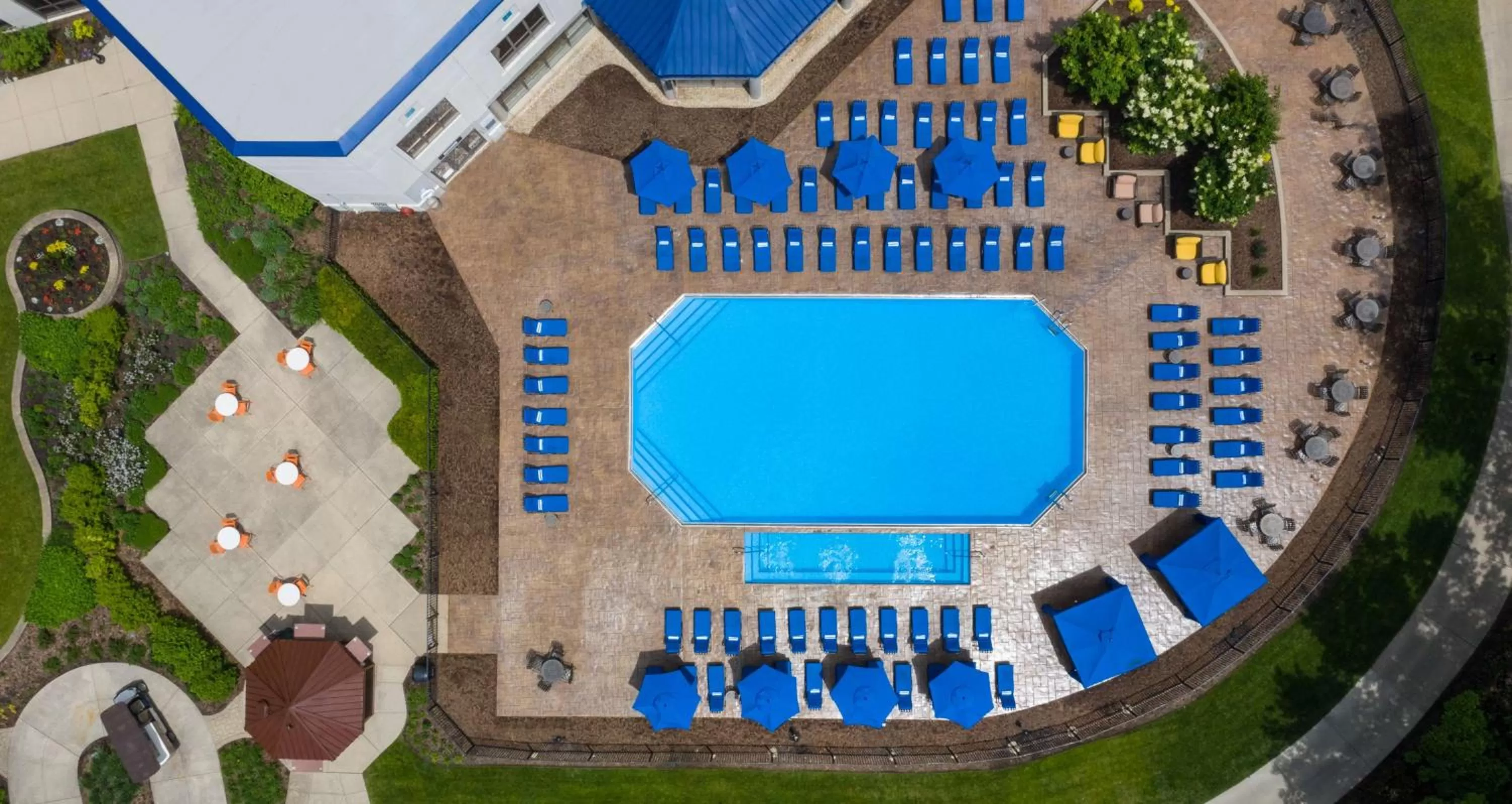 Pool view in Hilton Chicago Oak Brook Hills Resort & Conference Center