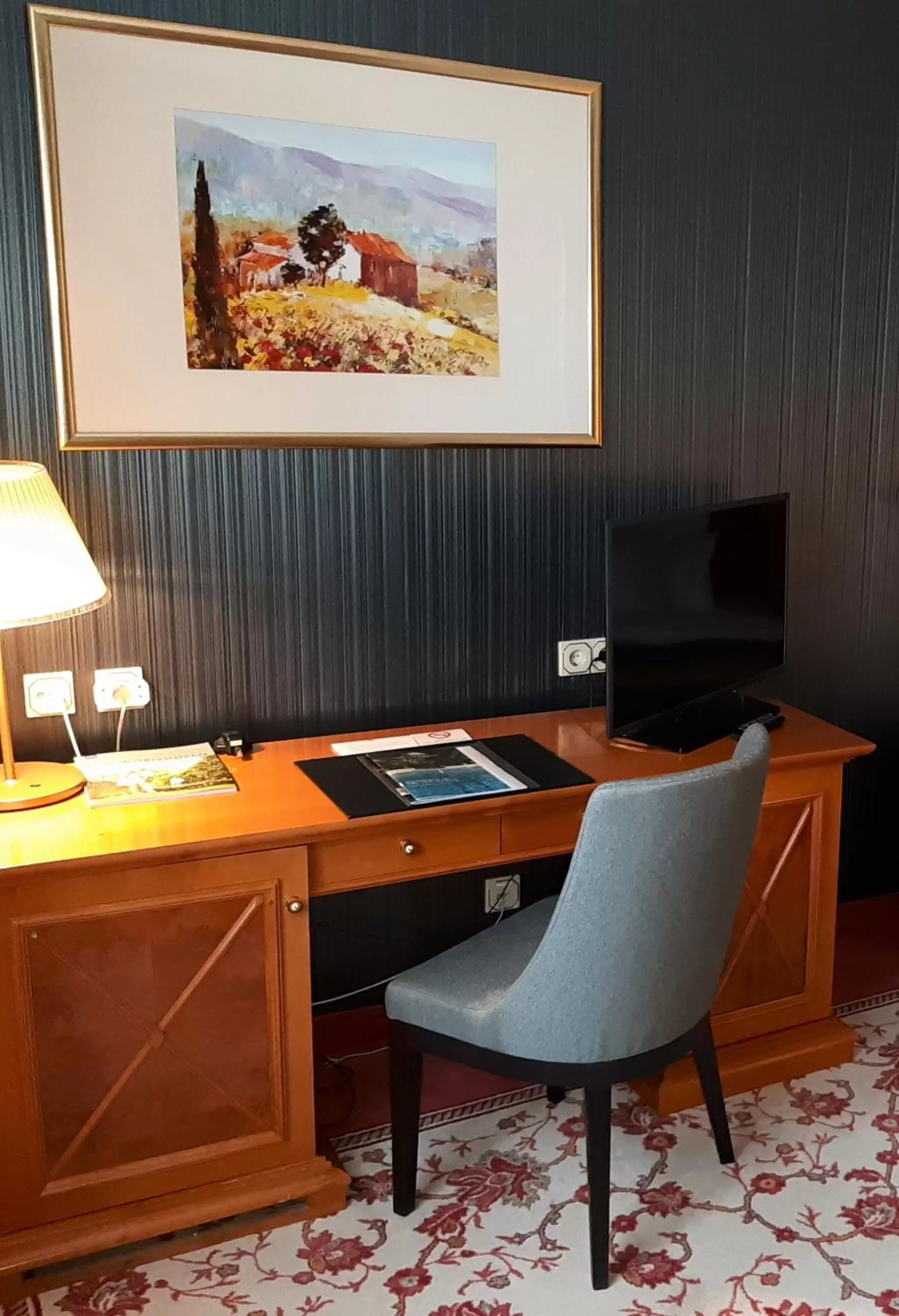 TV and multimedia in Steigenberger Hotel Der Sonnenhof